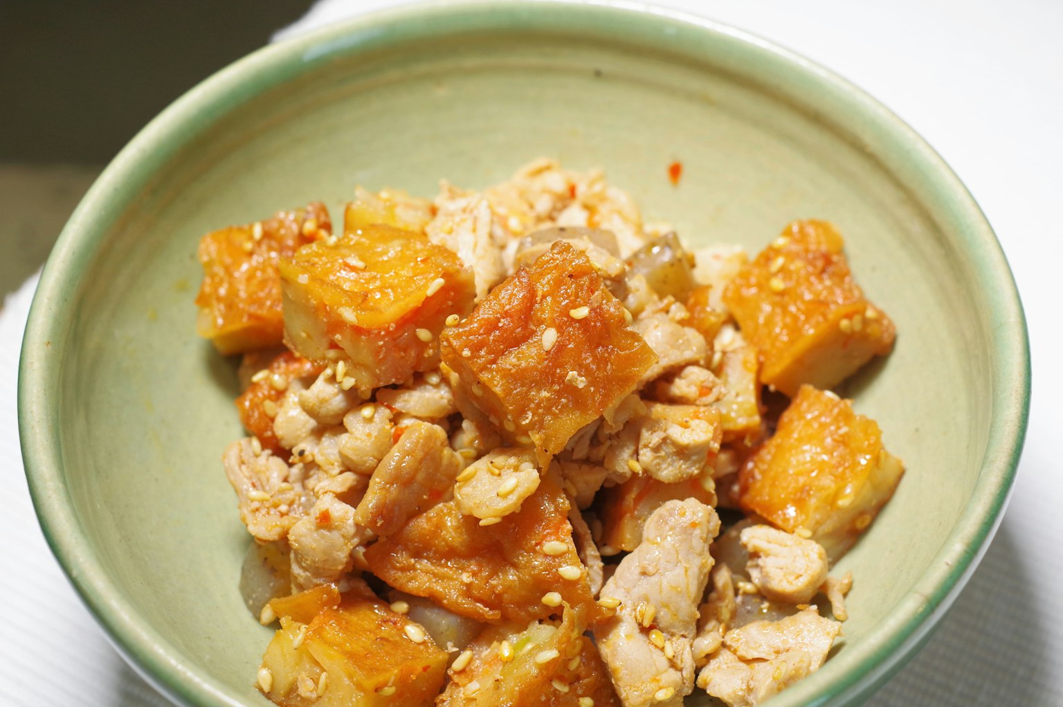 綠色碗中的甜南瓜和雞肉菜餚