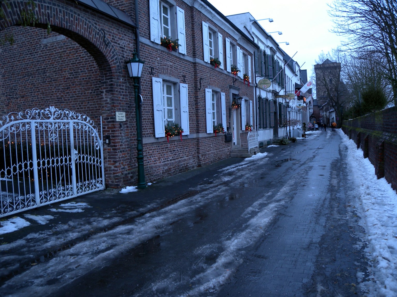 安静的街道，砖砌建筑和残留的雪