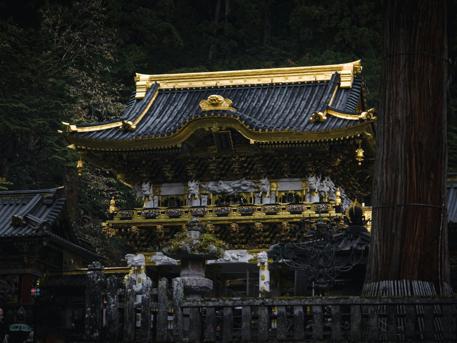 装饰有美丽金色装饰的日本神社建筑