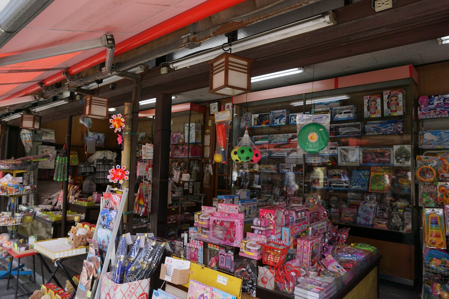 色彩缤纷的杂货店外观，展示着各种商品，营造出热闹的氛围