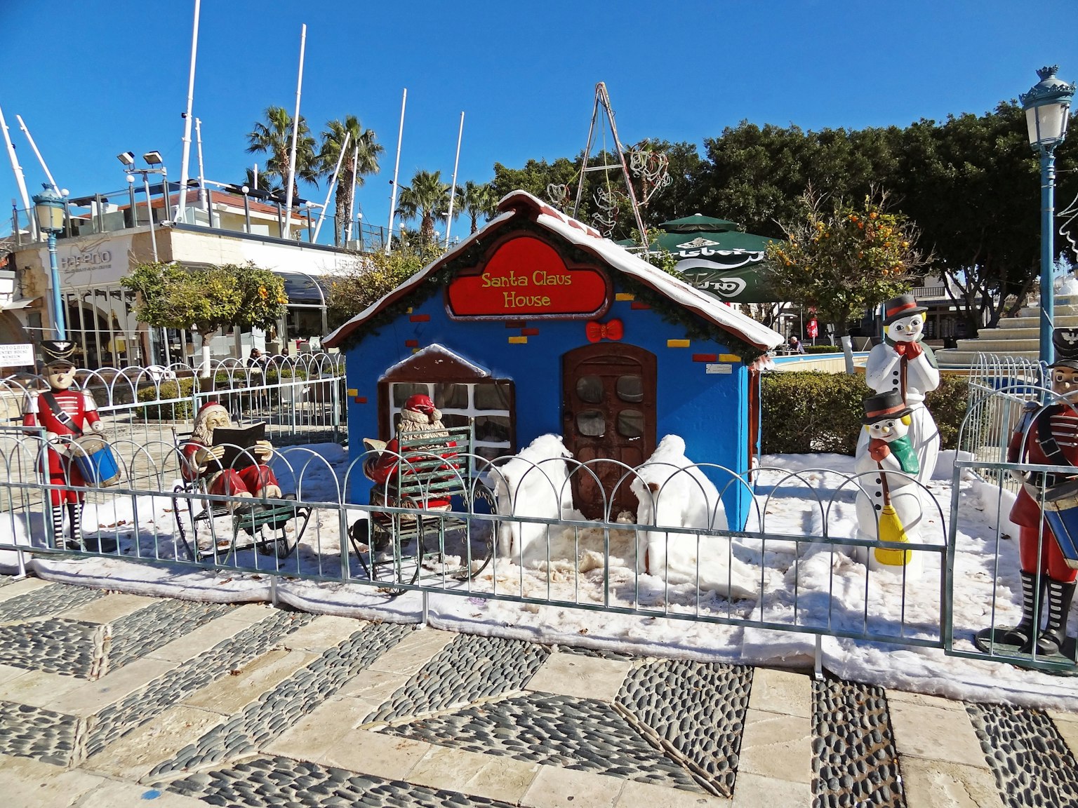 Maison colorée du Père Noël avec des décorations de neige dans un cadre festif