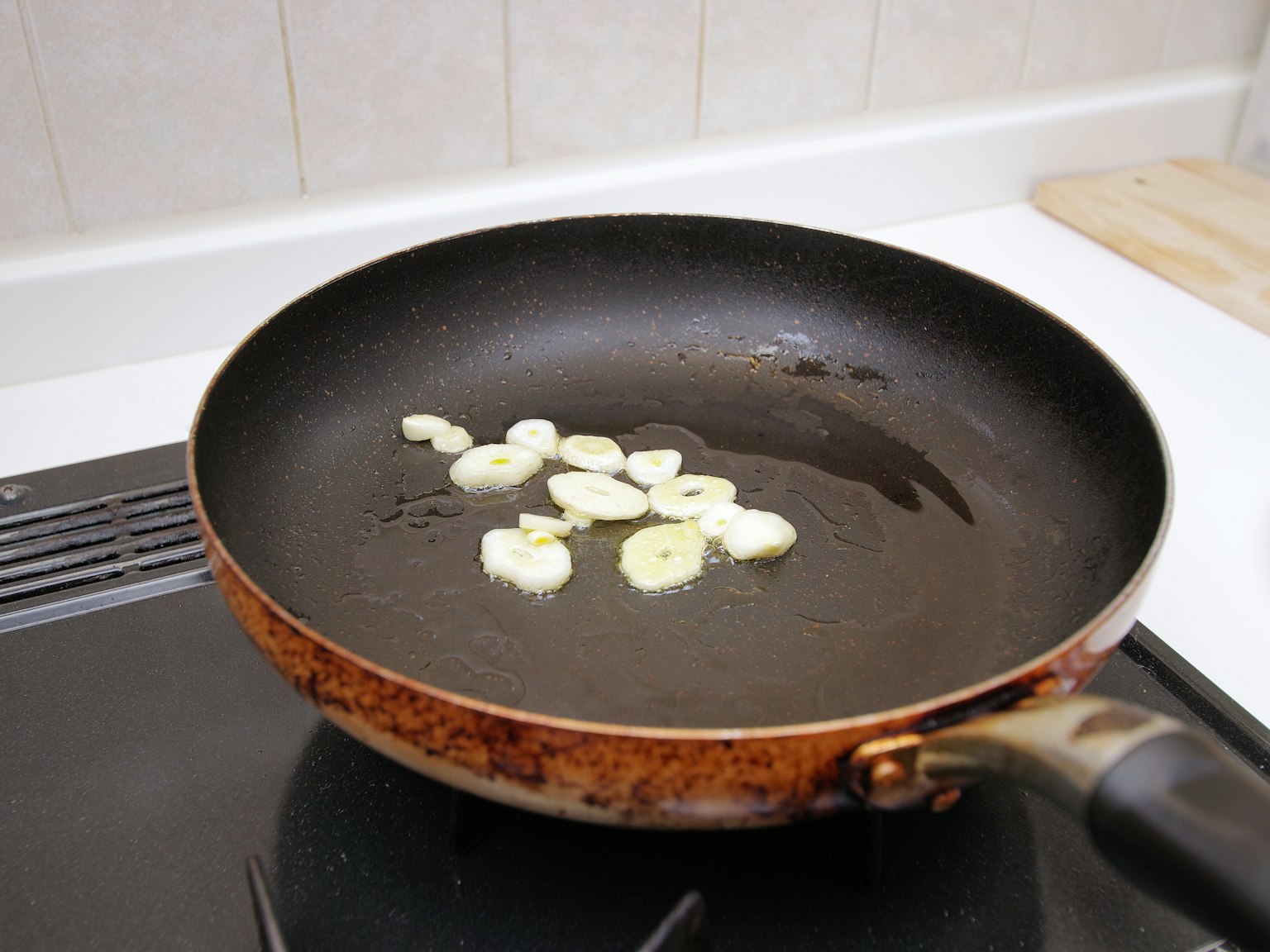 Lát chuối đang nấu trong chảo nóng