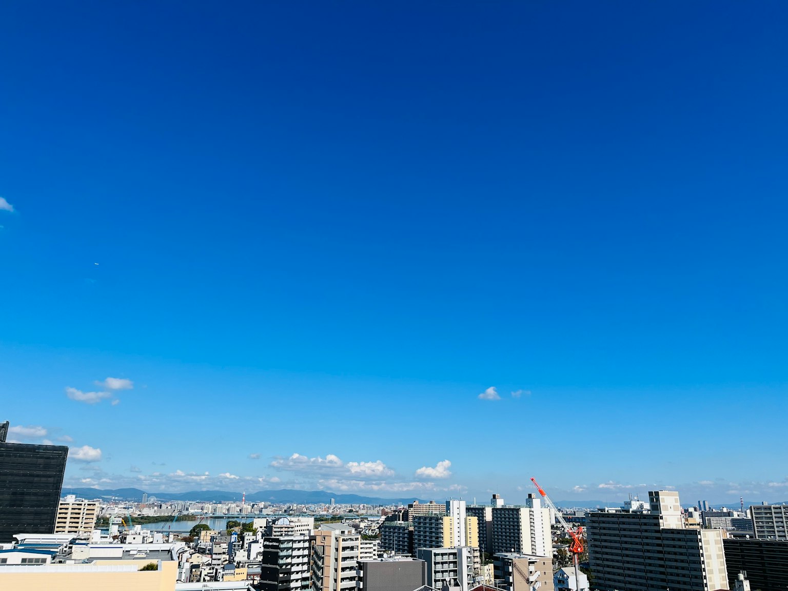 展示城市天际线上的晴朗蓝天的图像