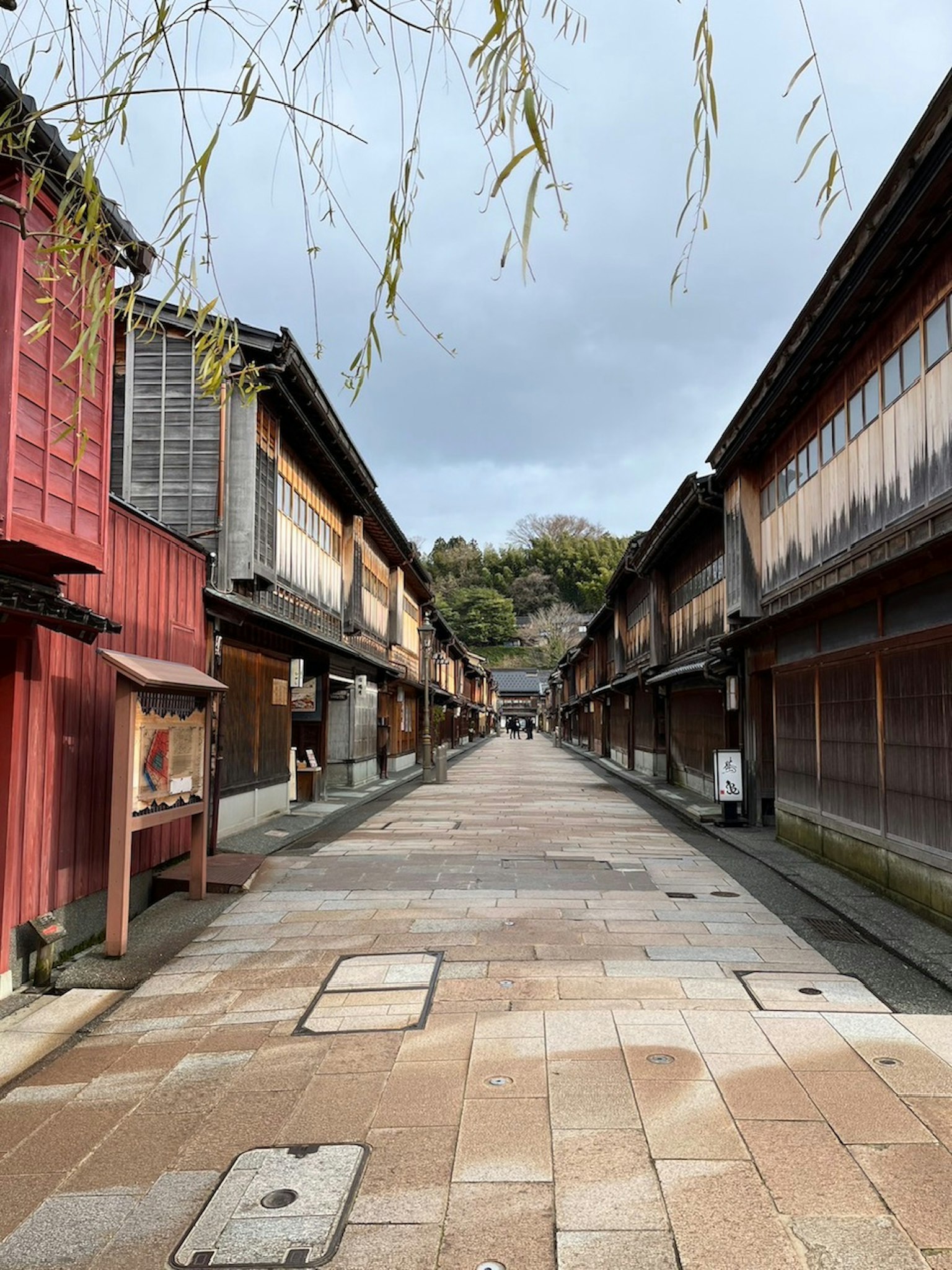 Vue pittoresque d'une rue japonaise traditionnelle bordée de bâtiments en bois et de pavés