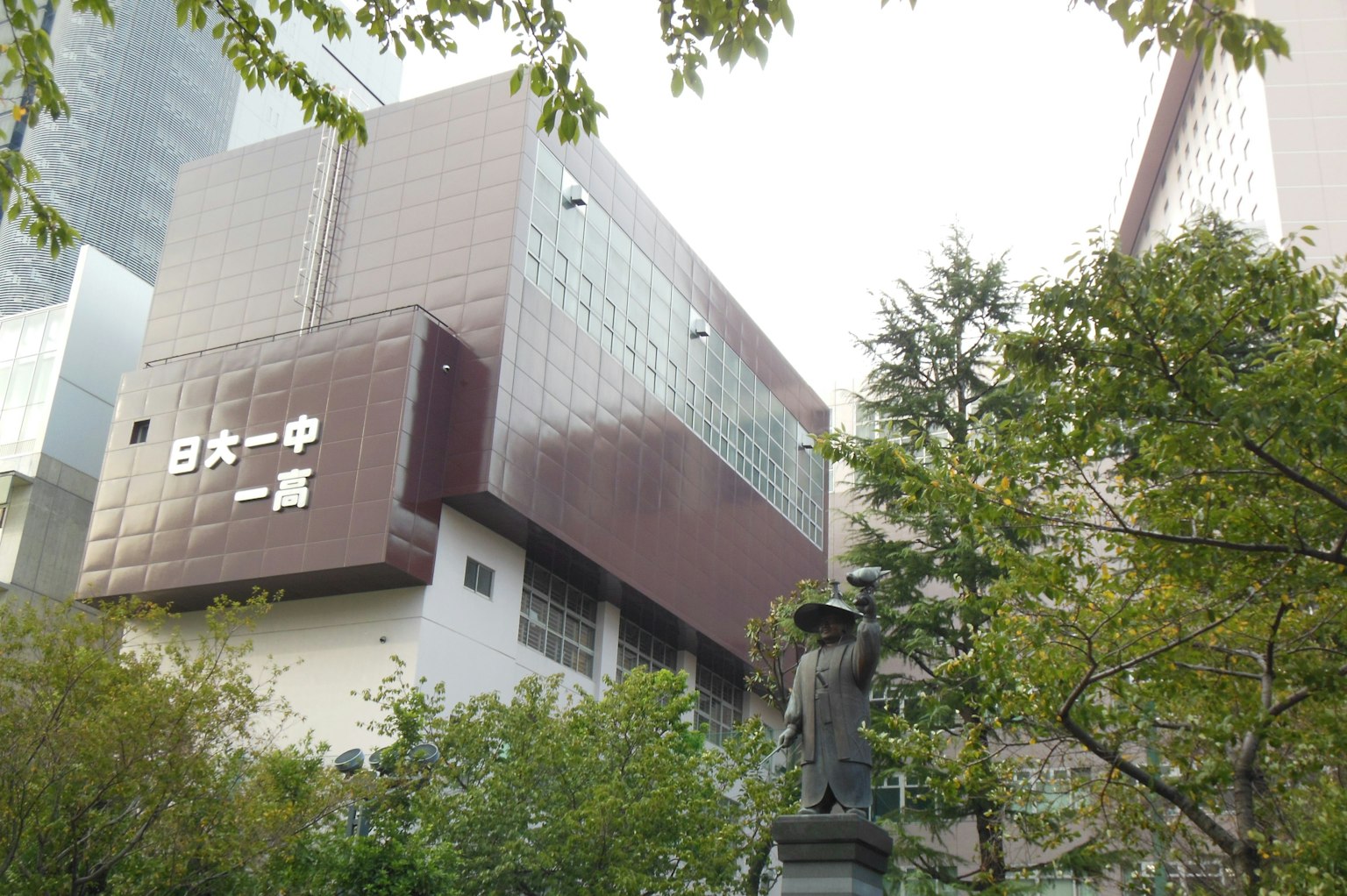 日本大學建築被綠植環繞