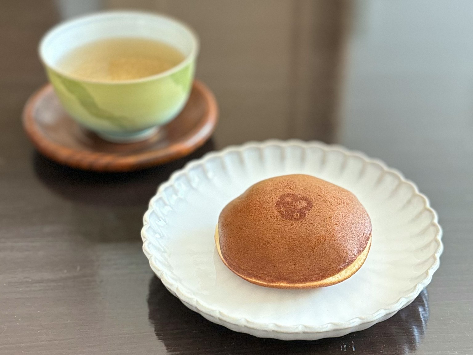 盘子上的传统日本甜点和一杯茶