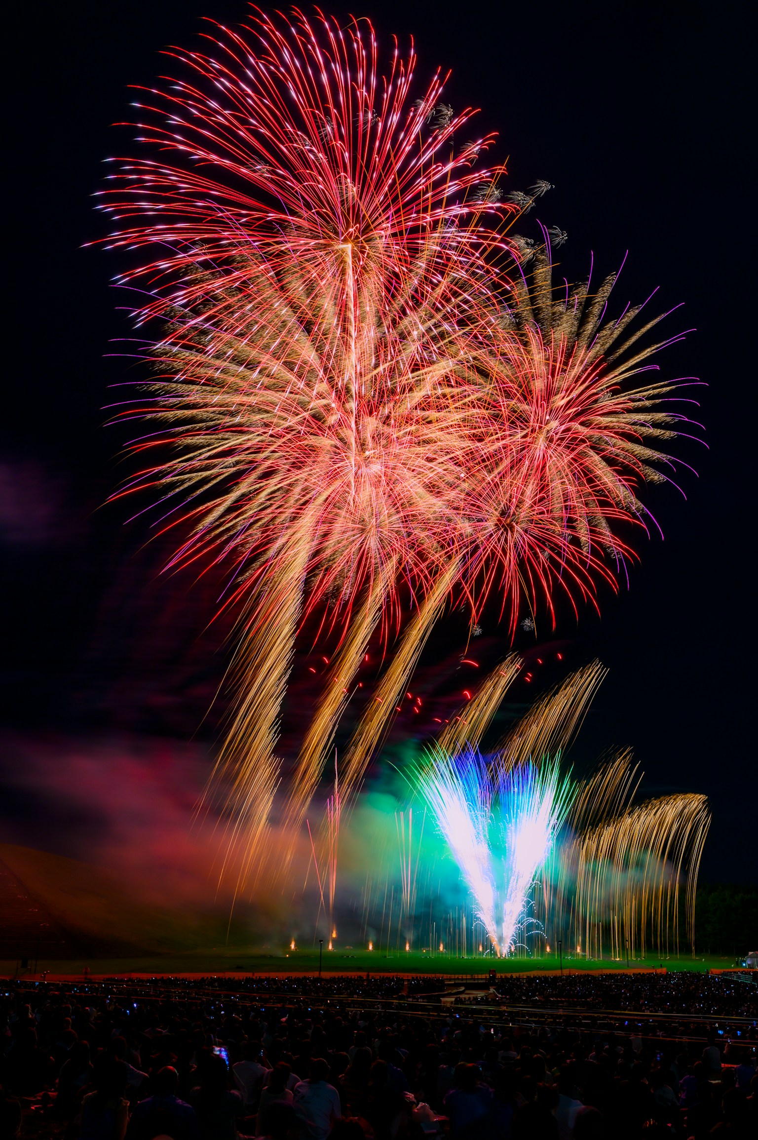 夜空に広がる鮮やかな花火のショー色とりどりの火花が舞い上がる