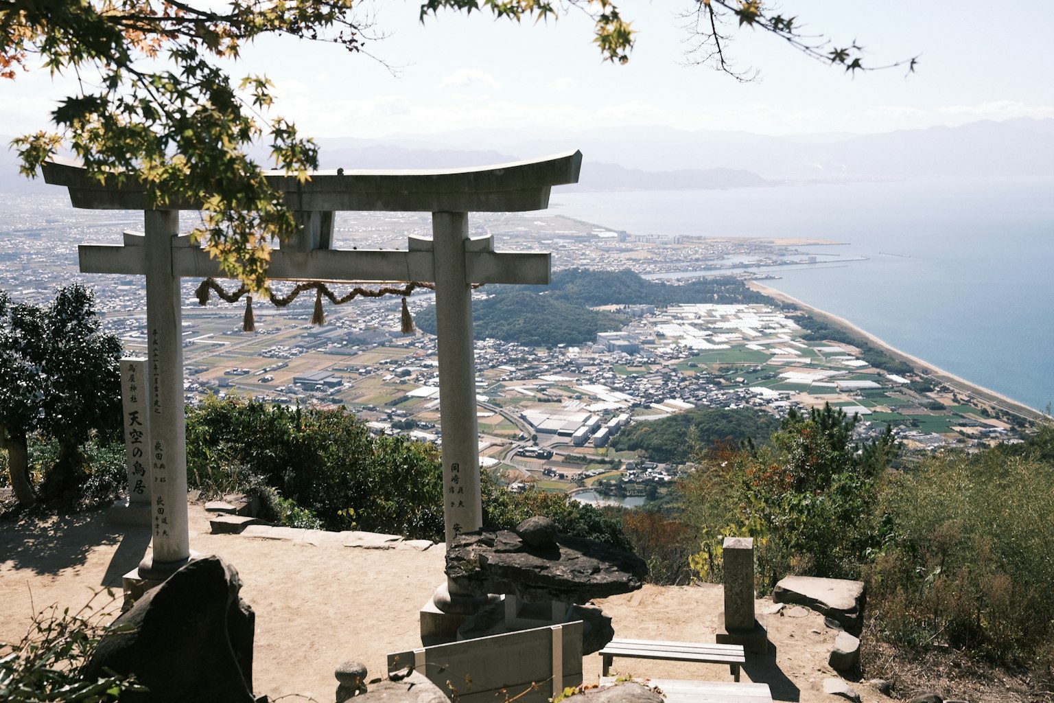 산에서의 경치 좋은 전망과 해안을 바라보는 토리이 게이트