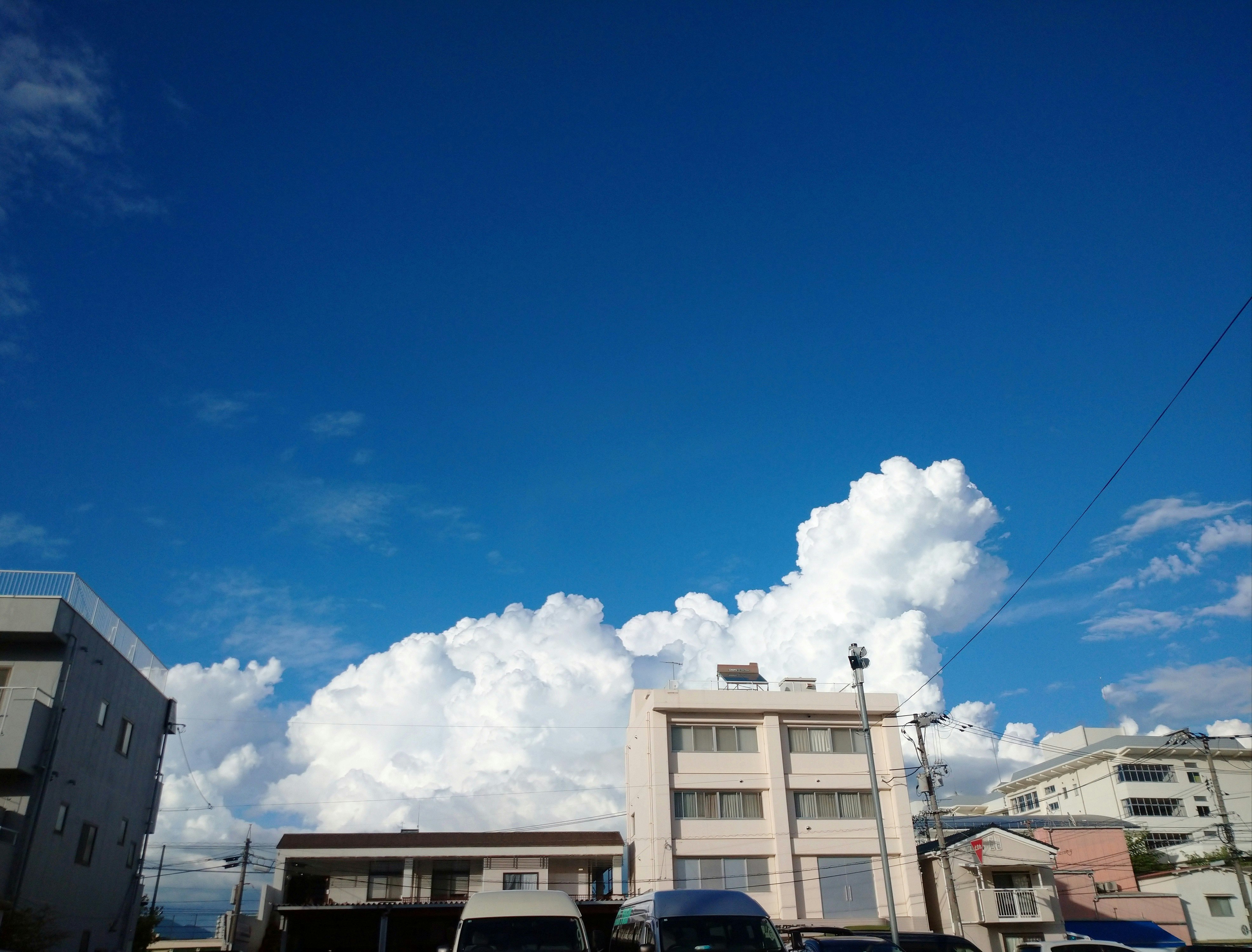 pemandangan kota dengan awan di langit biru