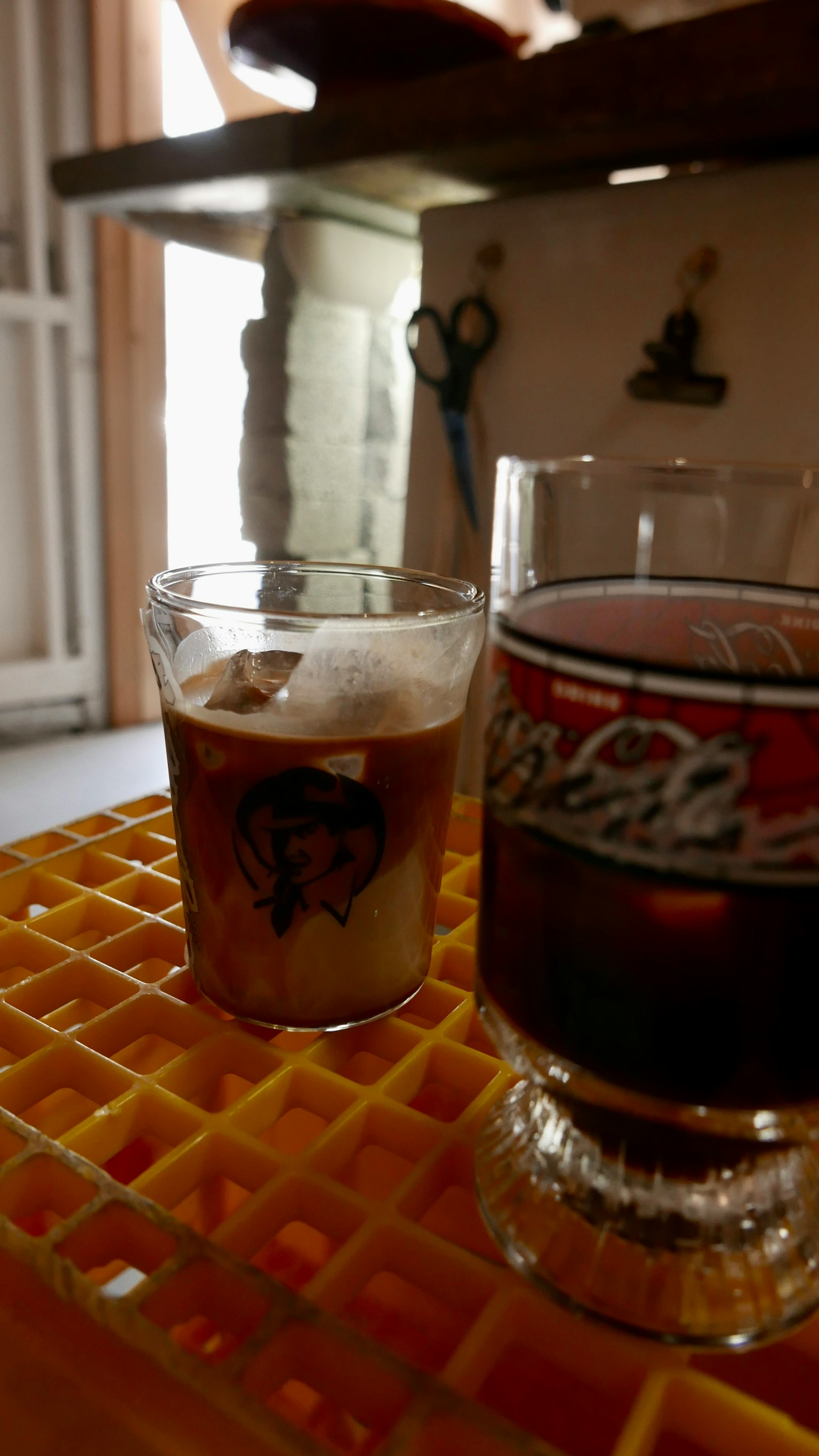 Scena con due bicchieri di caffè uno con ghiaccio su un tavolo