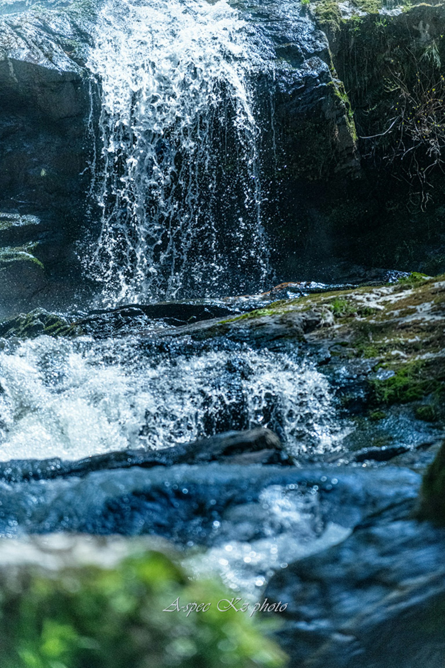 Eine schöne Szene eines Wasserfalls, der über Felsen fließt
