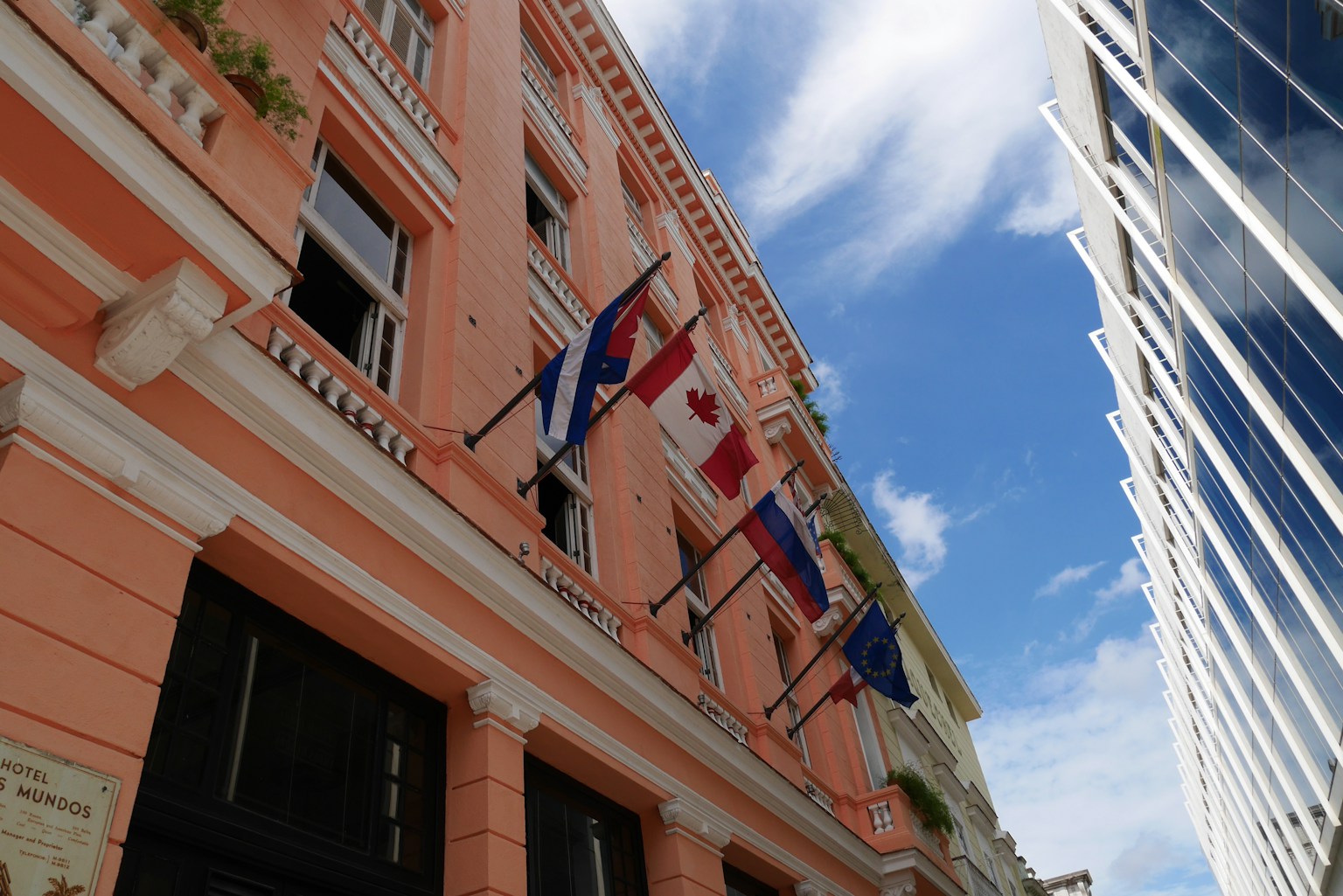 五彩斑斓的建筑外观，悬挂着国旗和蓝天