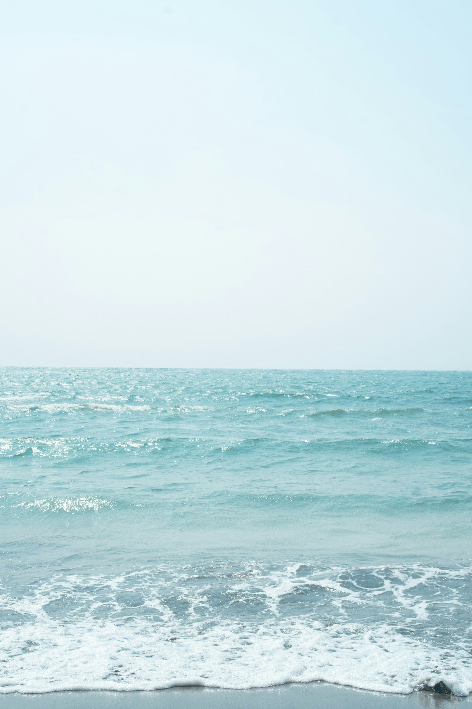 Ruhige Ozeansicht mit türkisfarbenem Wasser und sanften Wellen