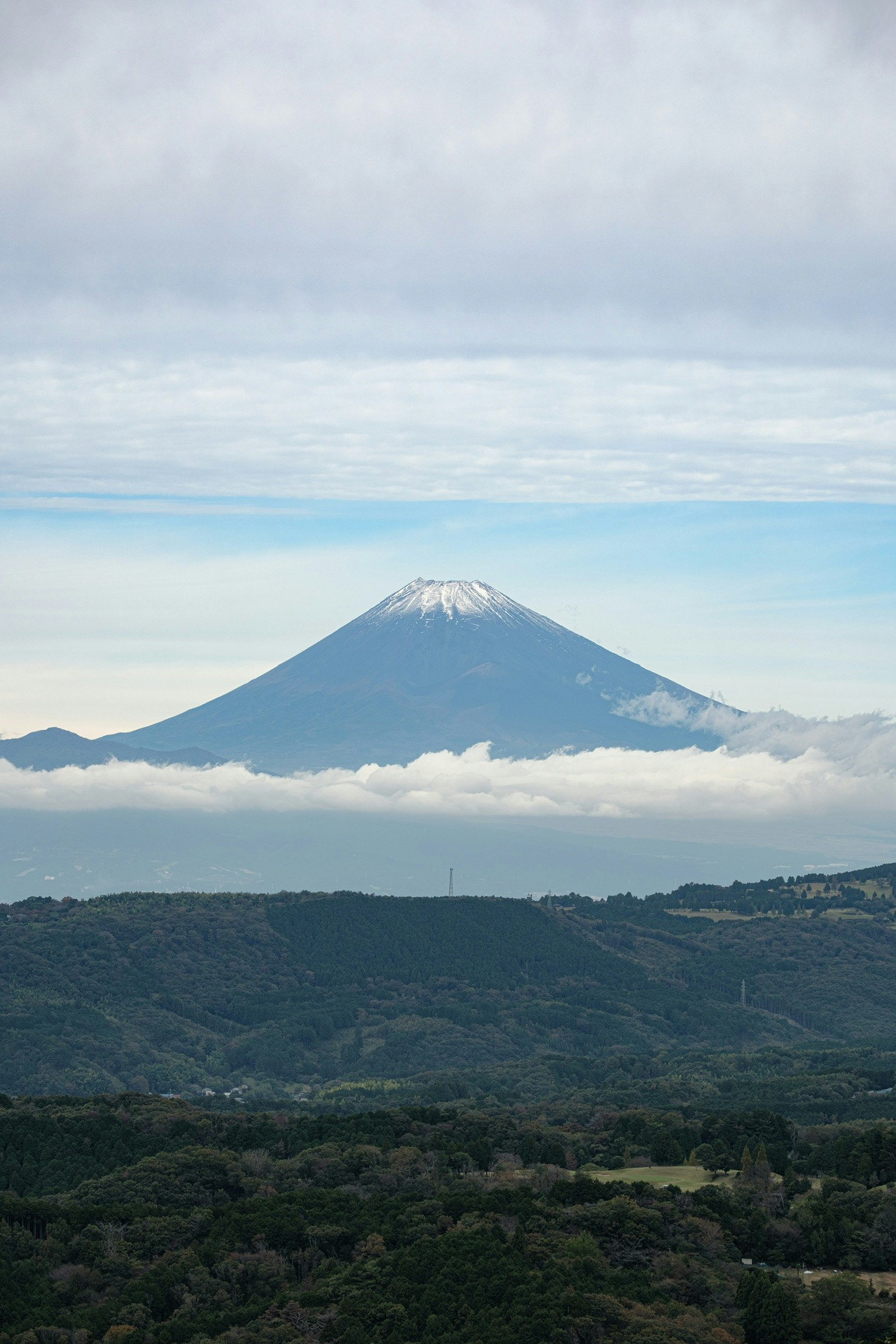 富士山の美しい風景 雲に囲まれた山頂 雪に覆われた山の頂