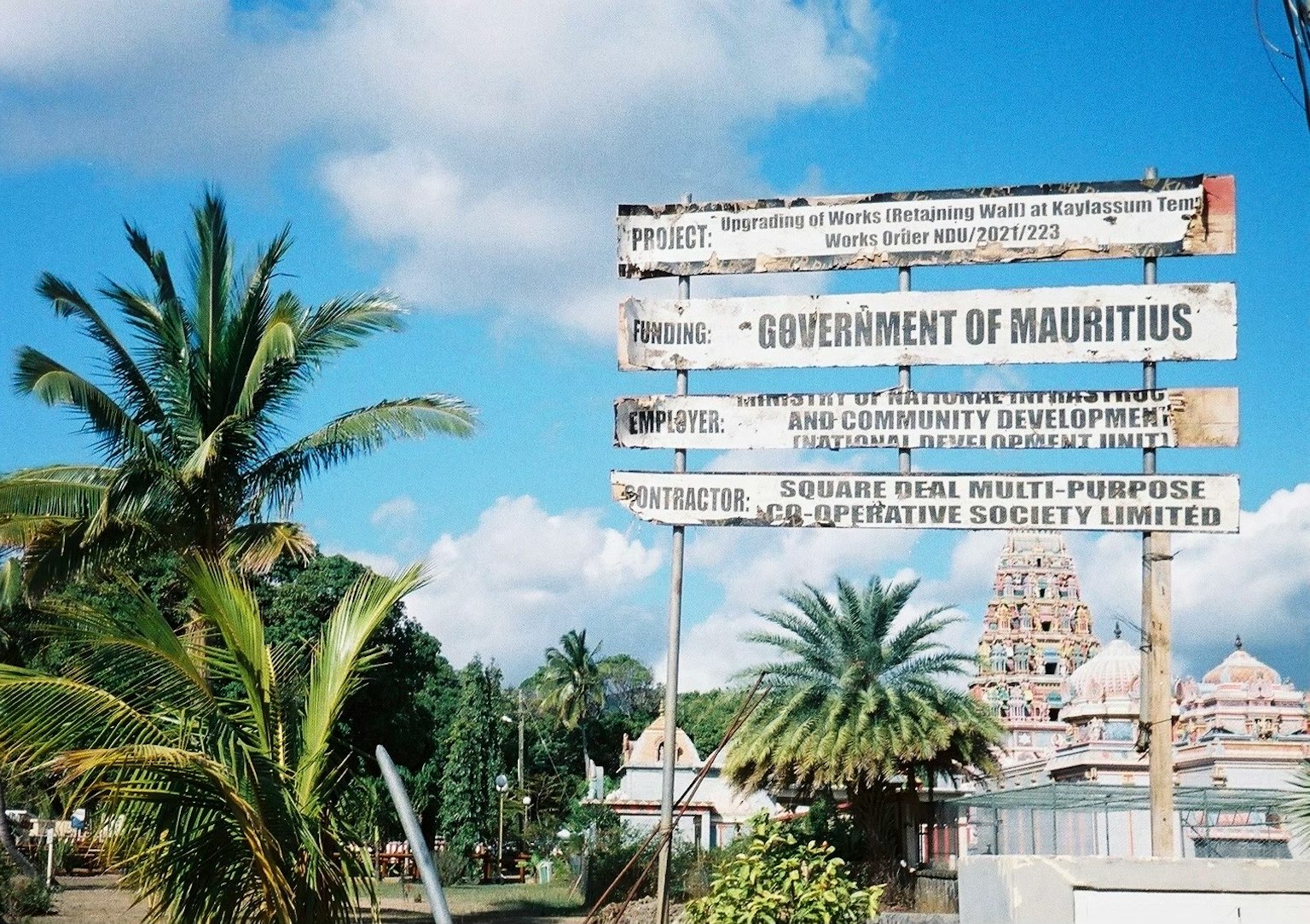 Cartel del Gobierno de Mauricio con palmeras y cielo azul
