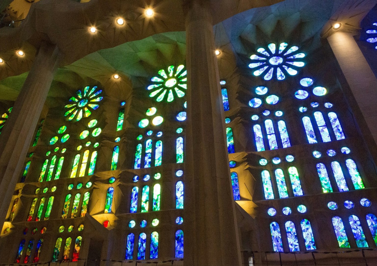 Jendela kaca patri berwarna-warni dari Sagrada Familia