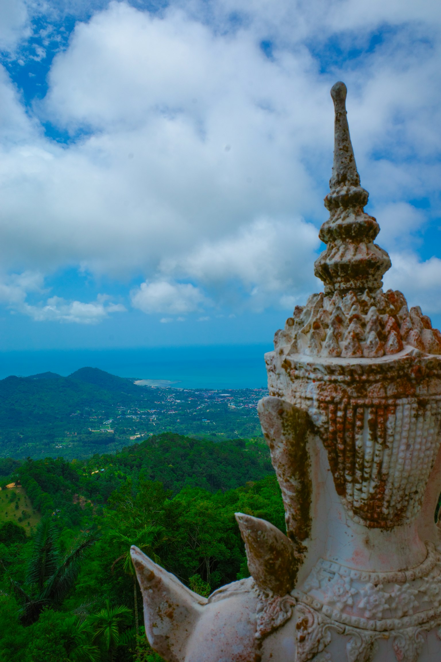 Parte di una statua di Buddha con vista panoramica sulle montagne