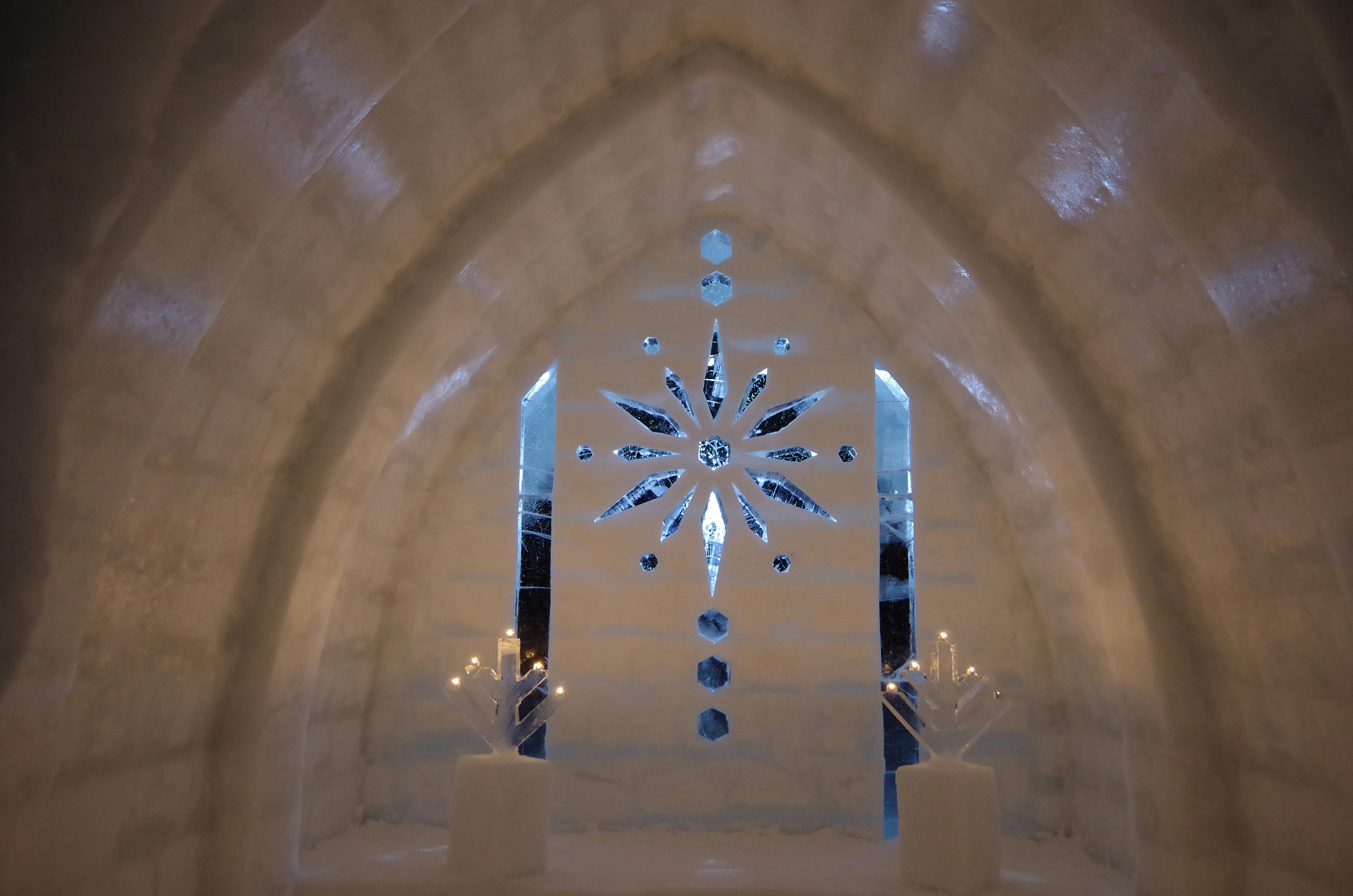 intérieur d’une chapelle de glace