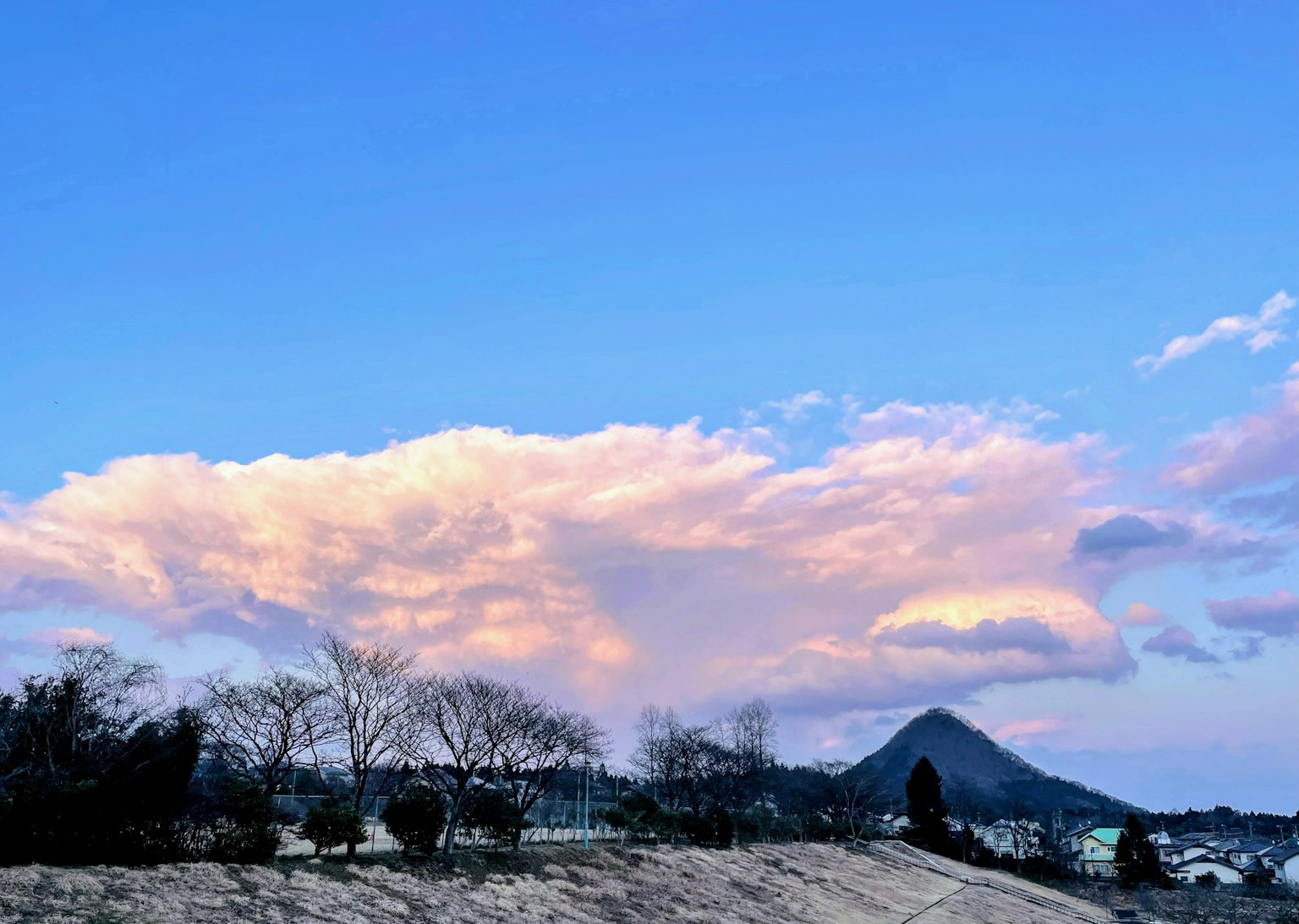 蓝天、云朵和一座山的风景