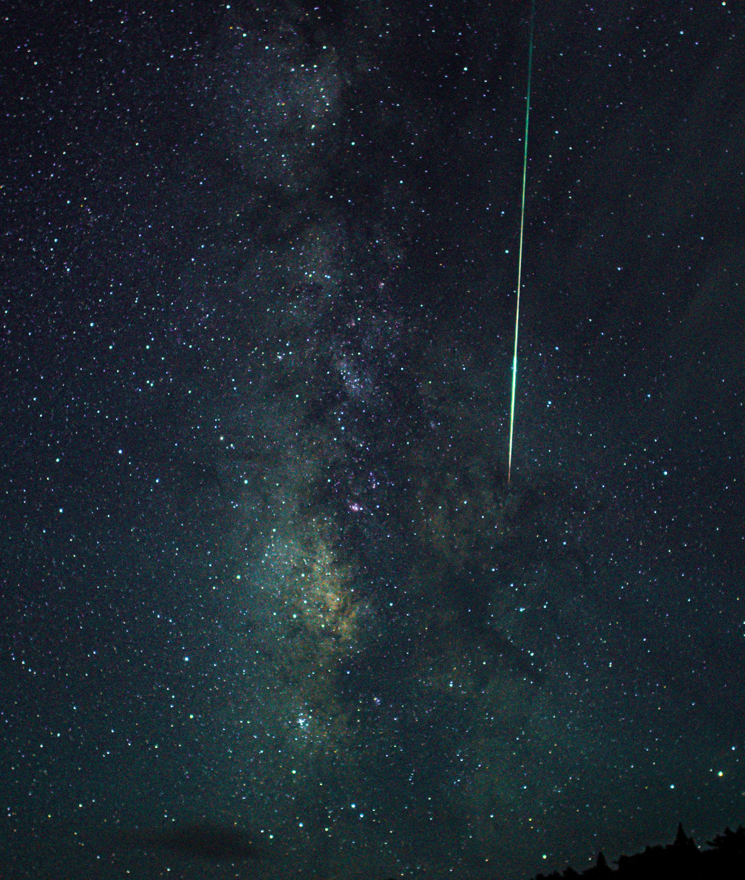 Belle vue de la Voie lactée avec une étoile filante dans le ciel nocturne