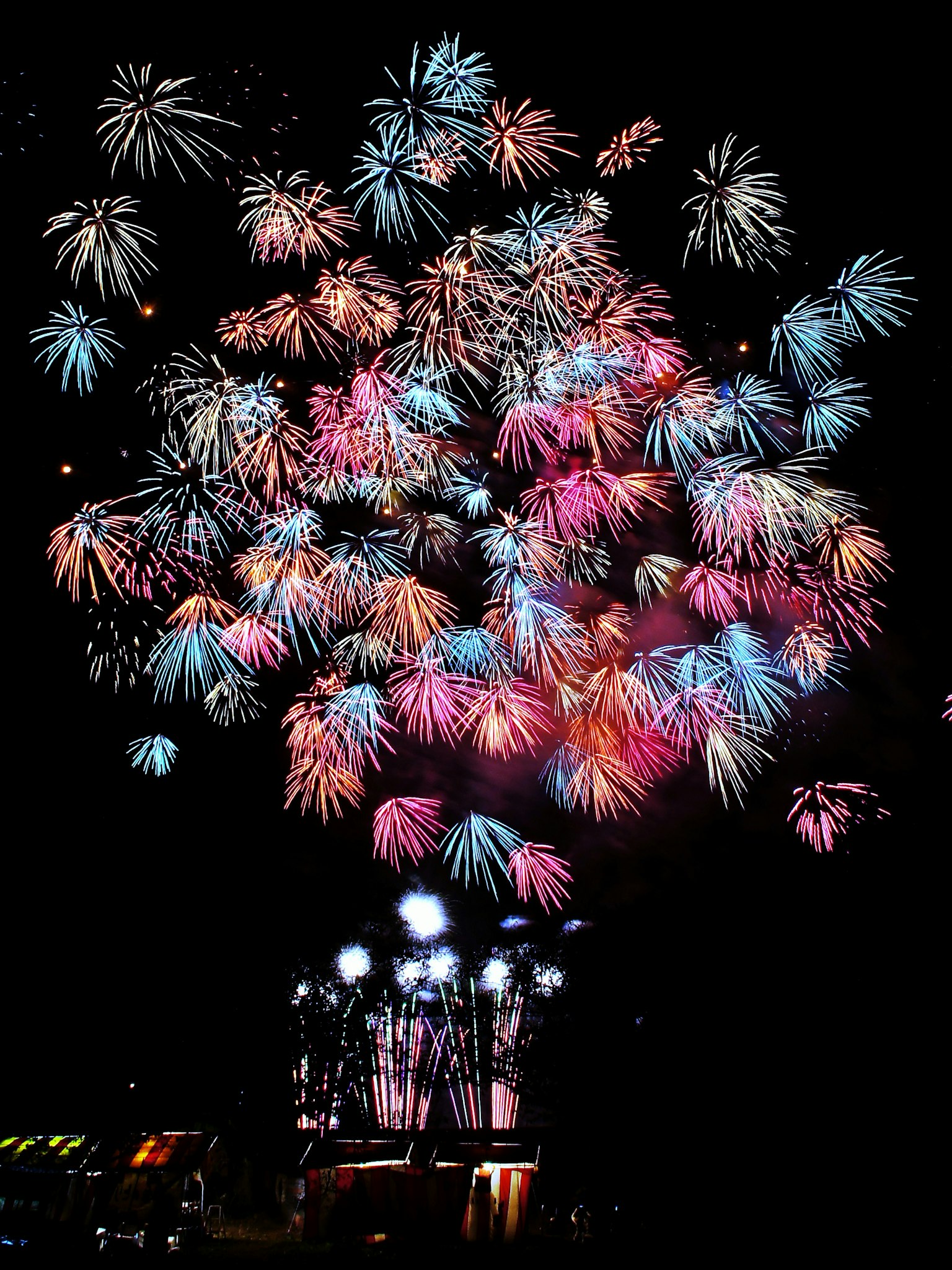 夜空中綻放的多彩煙花