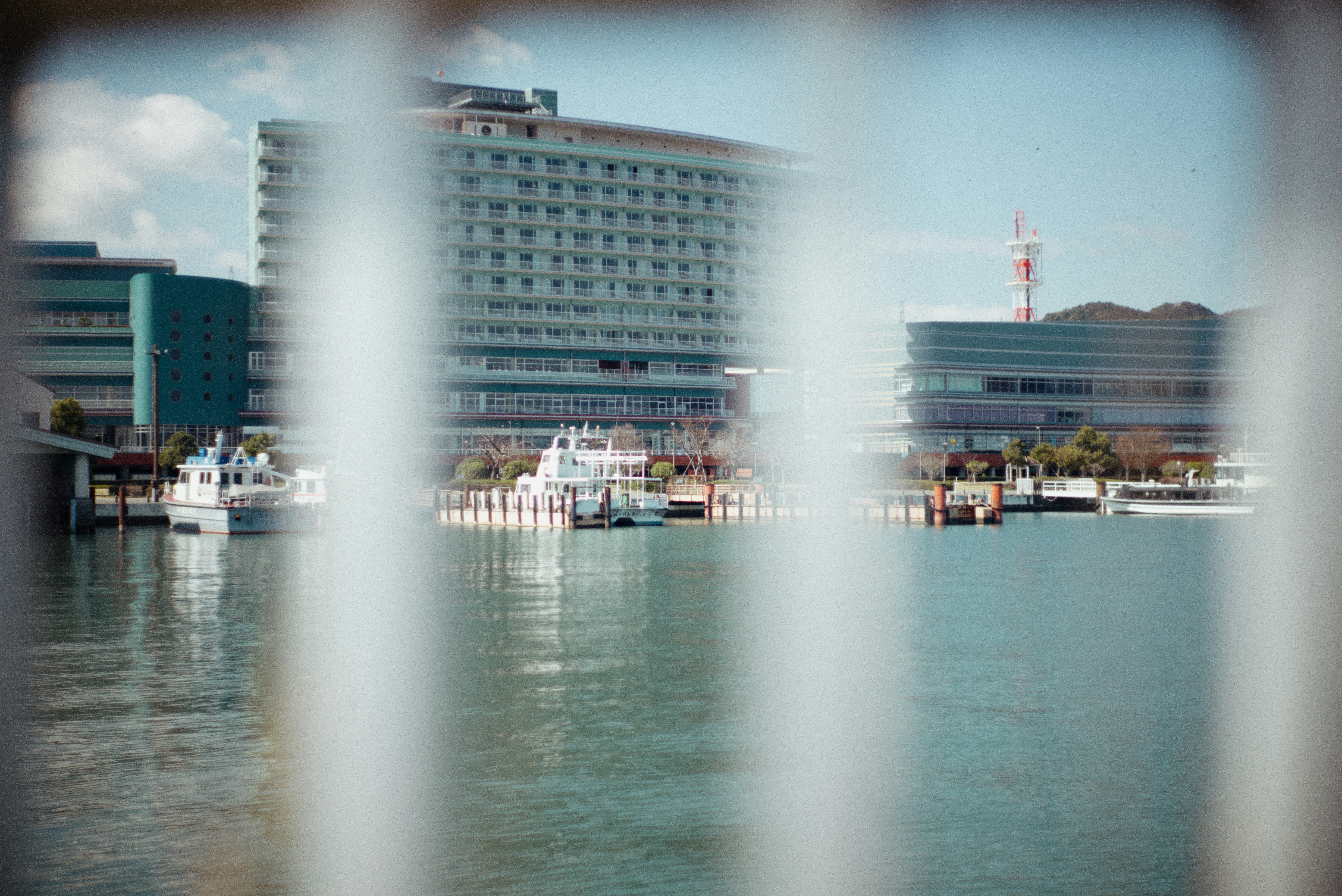 朝の琵琶湖に浮かぶ船と大津の港の風景