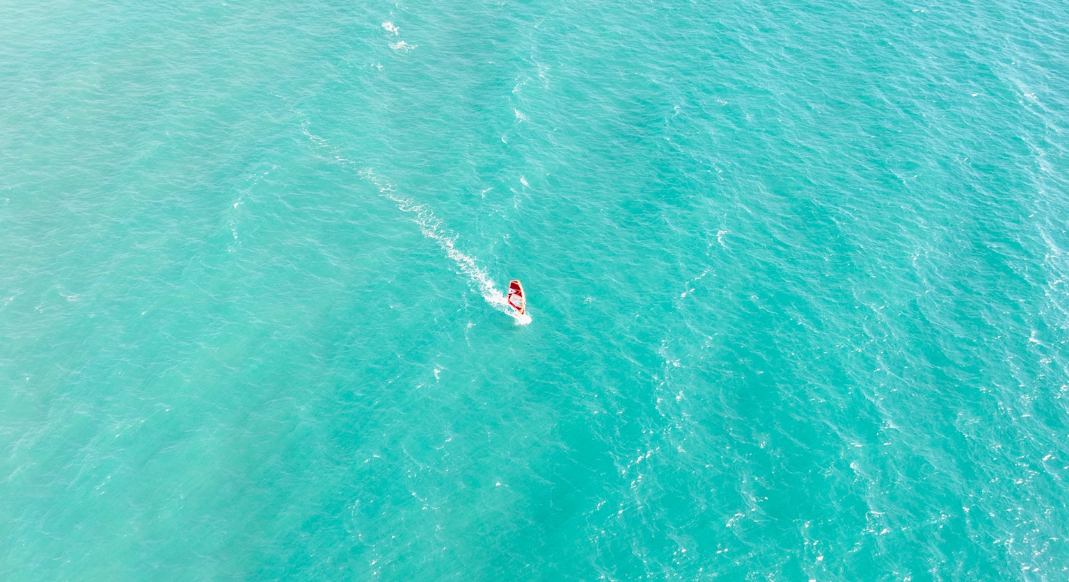 在清澈蓝色海洋上冲浪的人