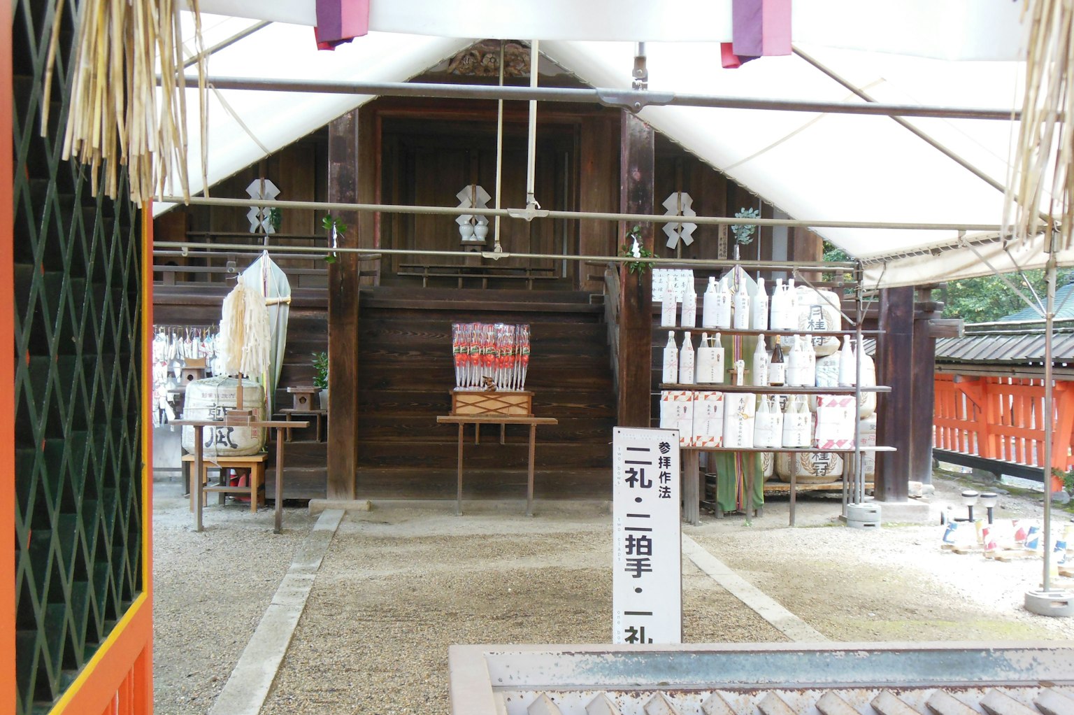 神社内部可见的祈祷空间和装饰物品