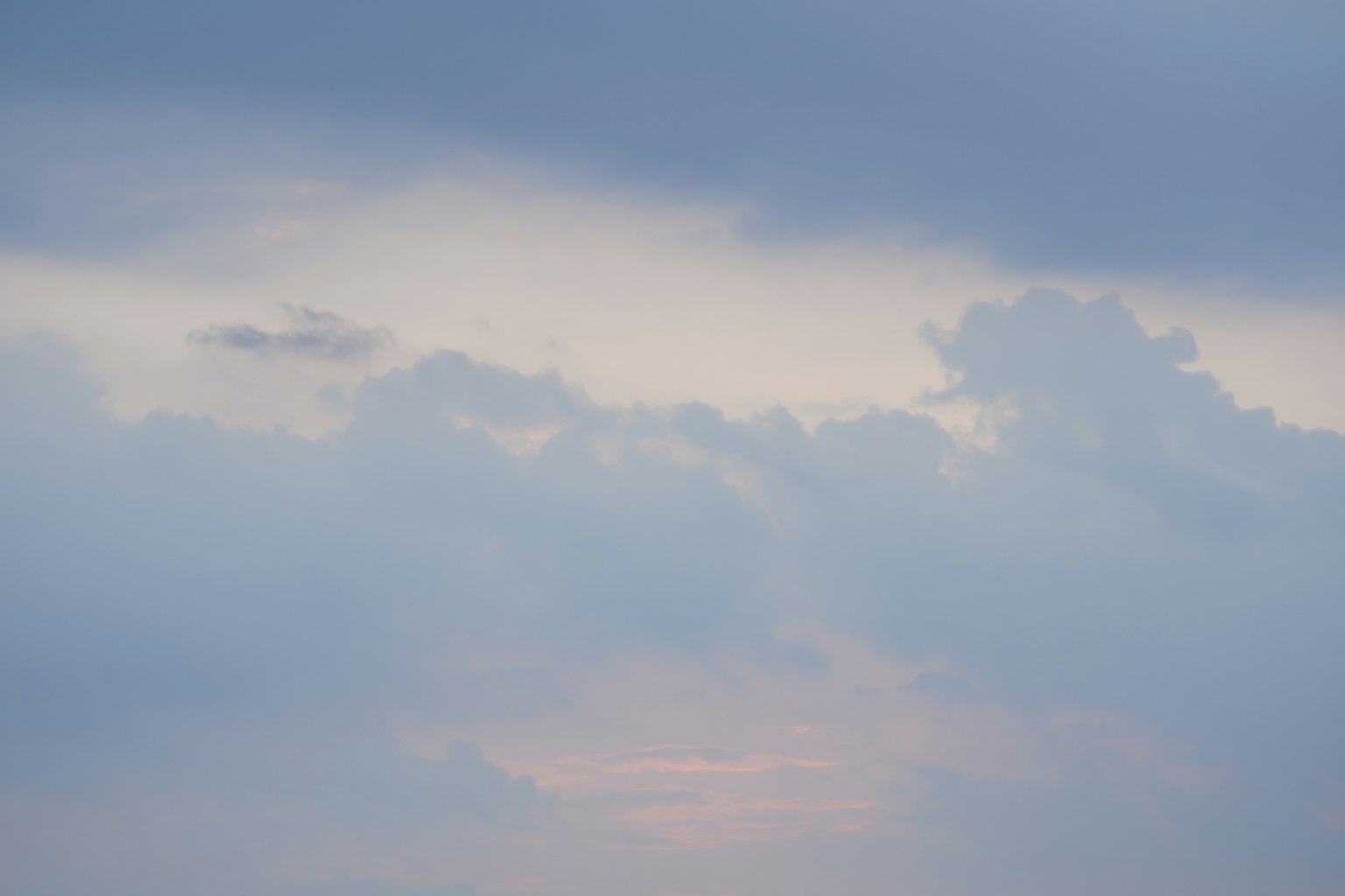 Nubes en un cielo azul con tonos suaves
