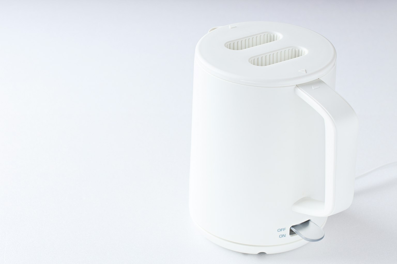 Vista laterale di un tostapane bianco con design semplice e moderno