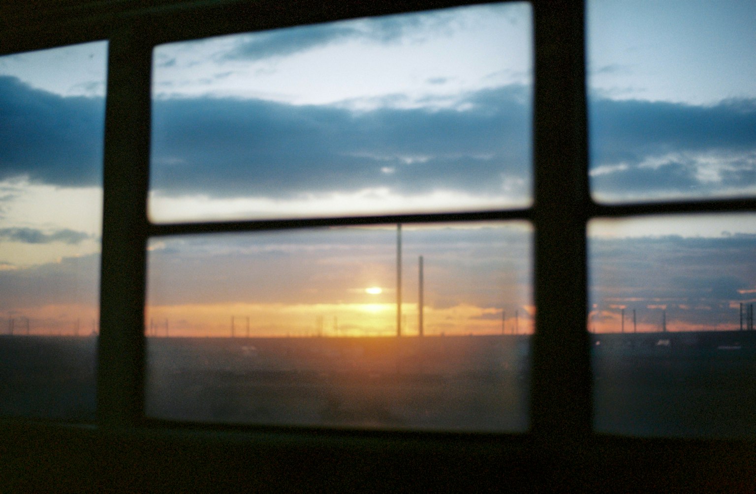 透过窗户看到的夕阳和云彩