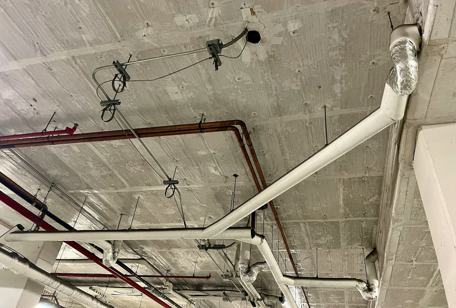 Vista dettagliata di tubi e cablaggio elettrico sul soffitto