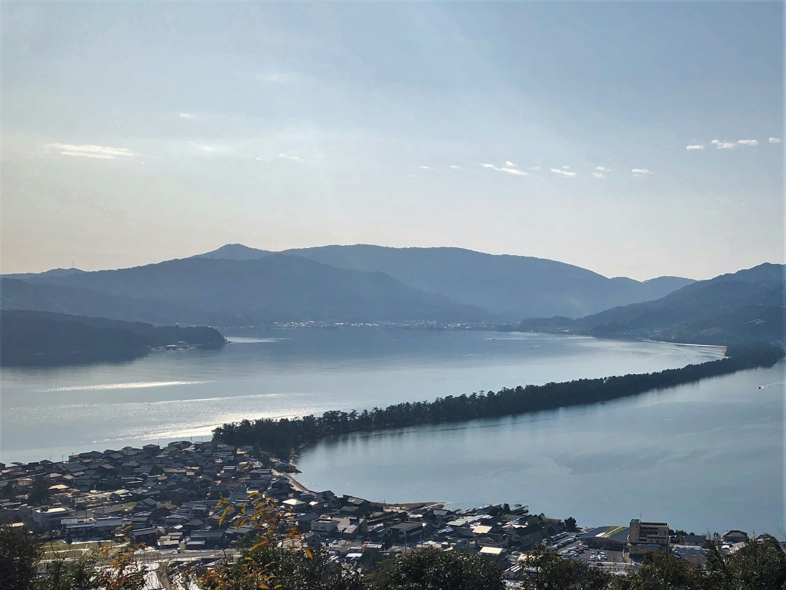 湖泊與山脈背景的風景