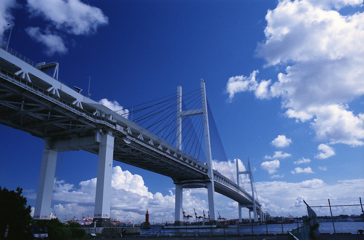 ทิวทัศน์ที่สวยงามของสะพานอ่าวโยโกฮามาใต้ท้องฟ้าสีฟ้าพร้อมเมฆขาว