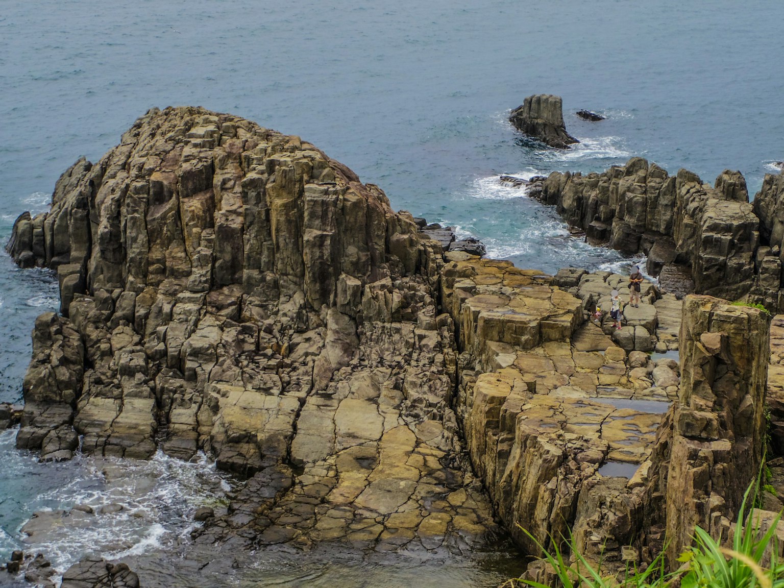 Garis pantai berbatu dengan ombak tenang