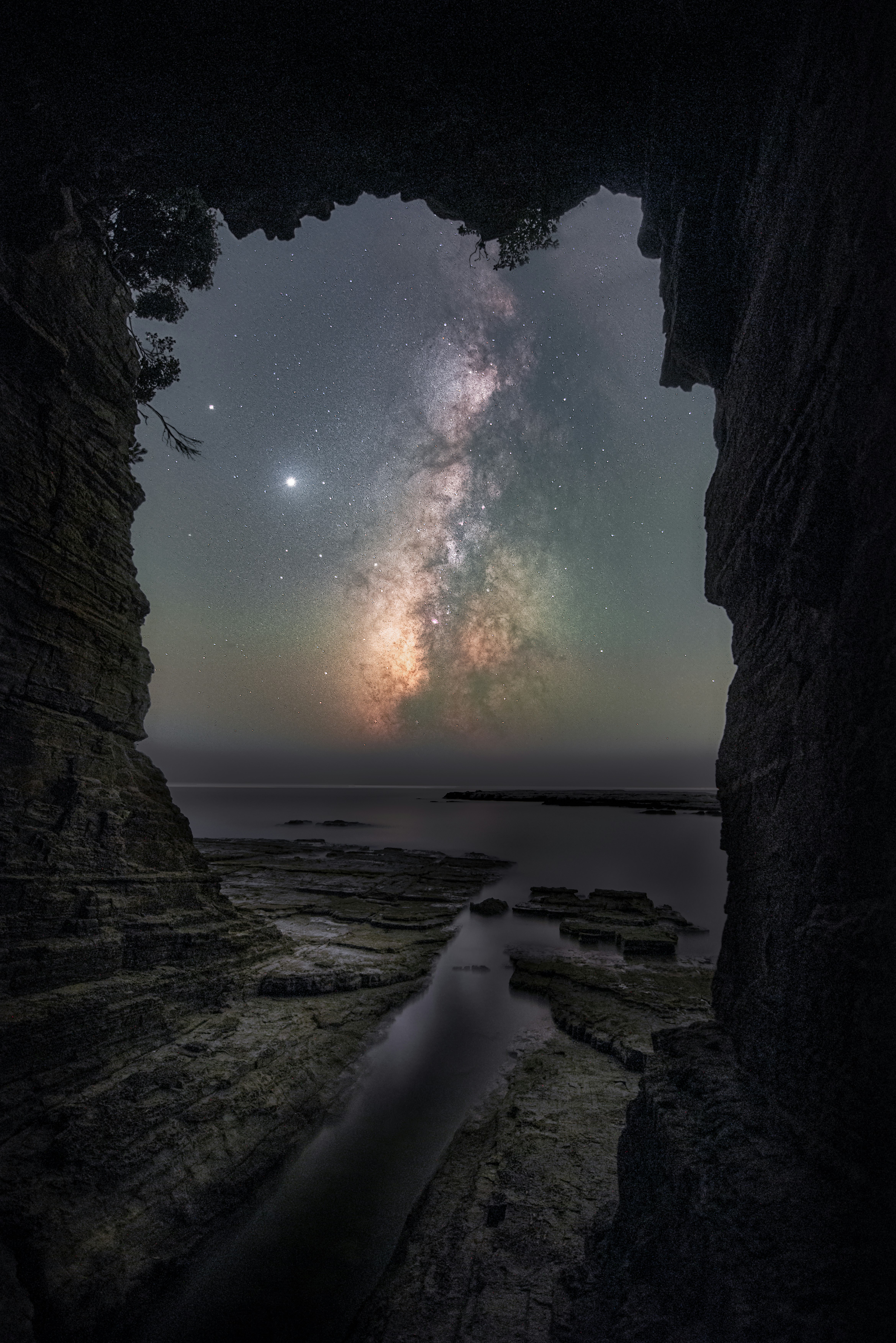 洞口外的夜空繁星与海面景色
