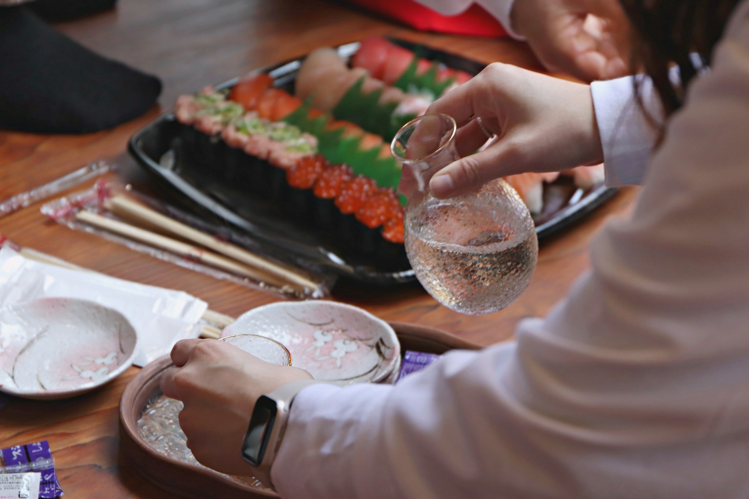 Escena de degustación de sushi y sake