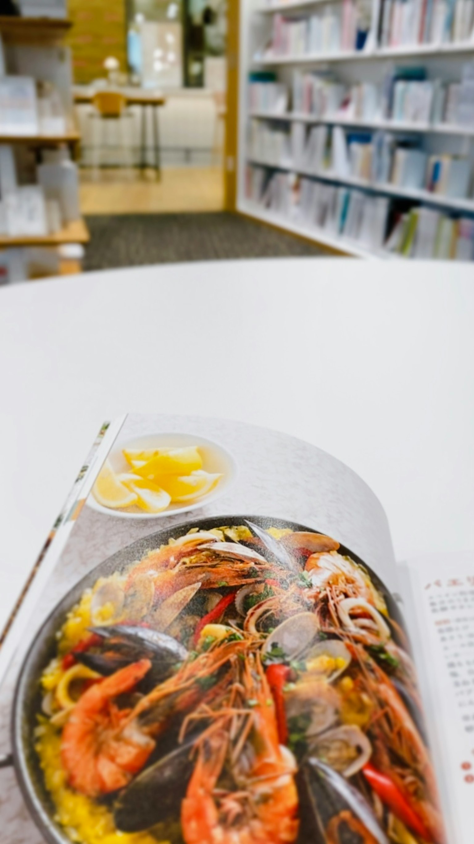 Un piatto di frutti di mare in un libro di cucina su un tavolo in una biblioteca