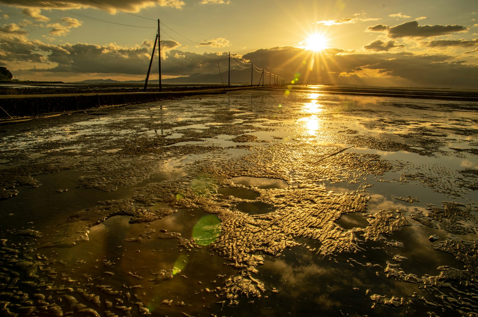 Salines illuminées par le coucher de soleil reflétant la lumière et les ombres