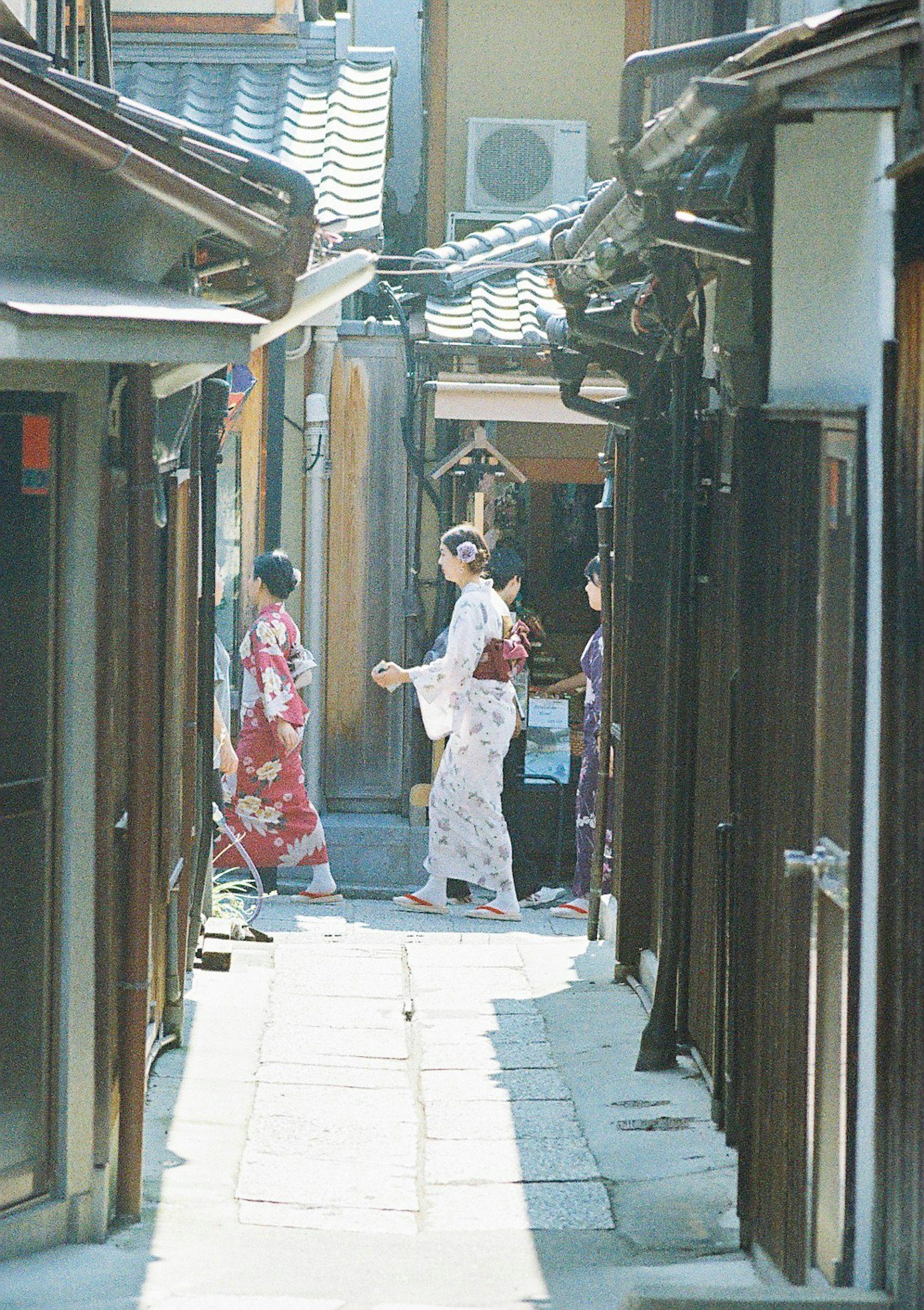 穿著傳統和服的女性在日本歷史悠久的小巷中行走