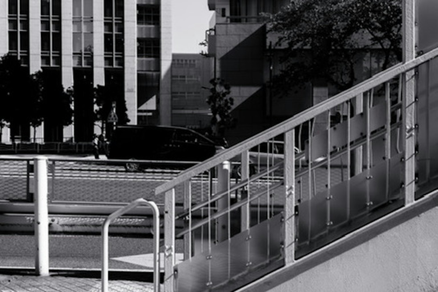 Monochrome Stadtansicht mit Treppe und Glasgeländer
