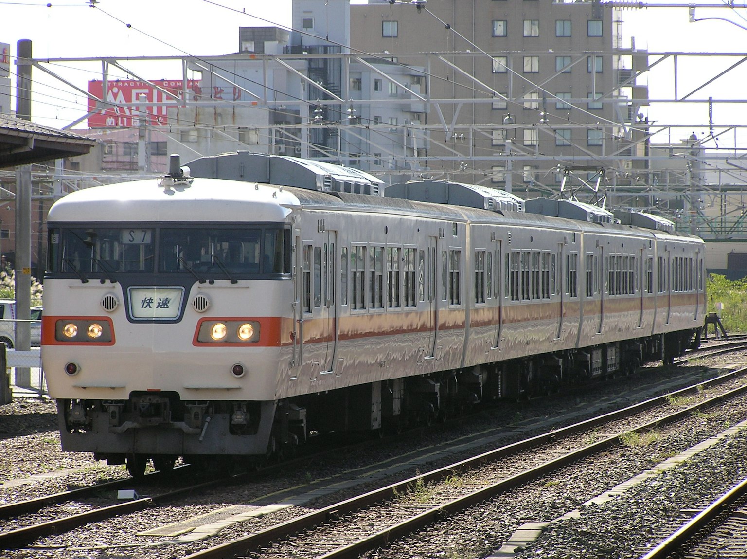 一列日本火车停在车站