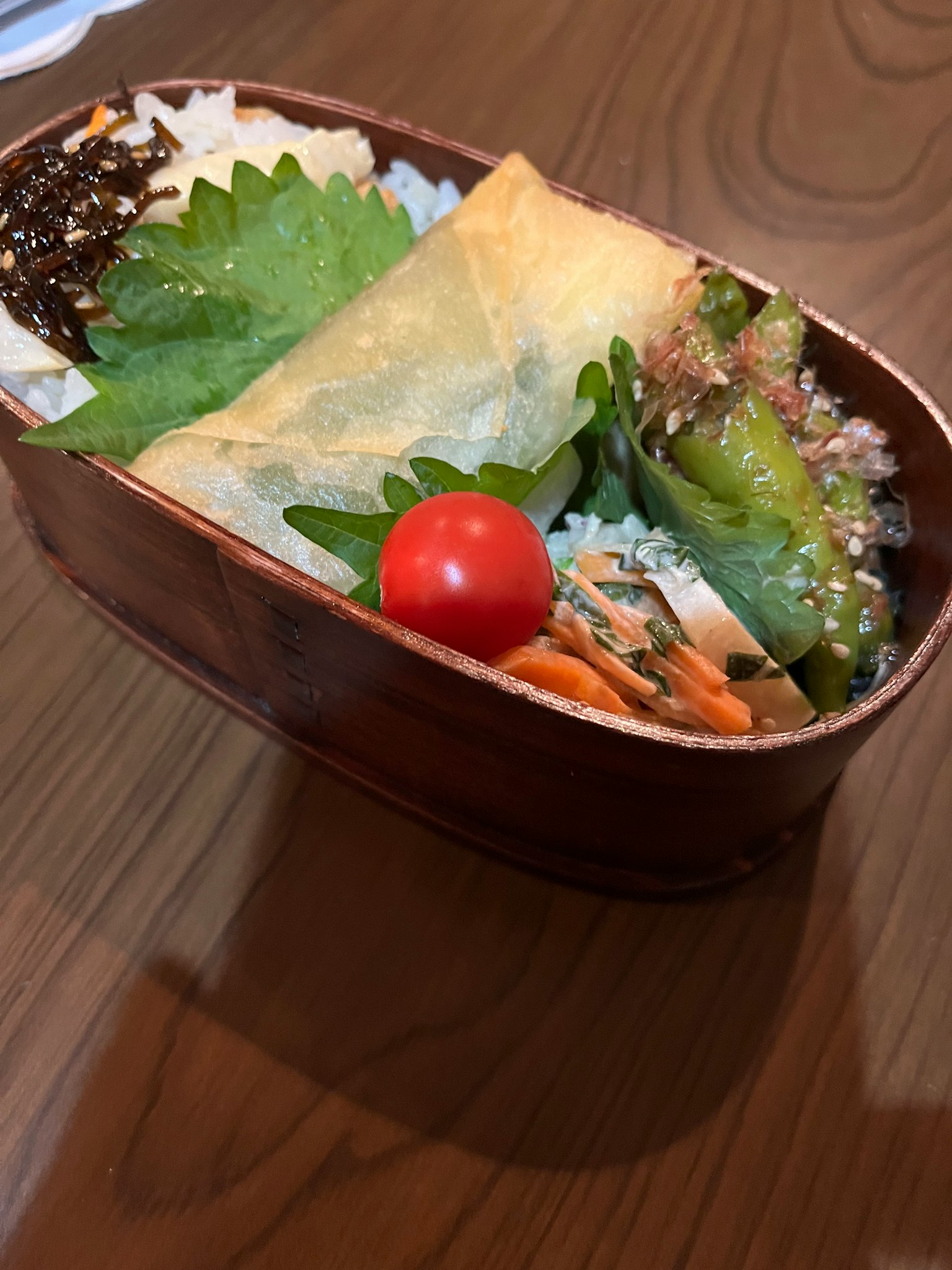 Kotak bento yang indah diisi dengan nasi dan sayuran segar