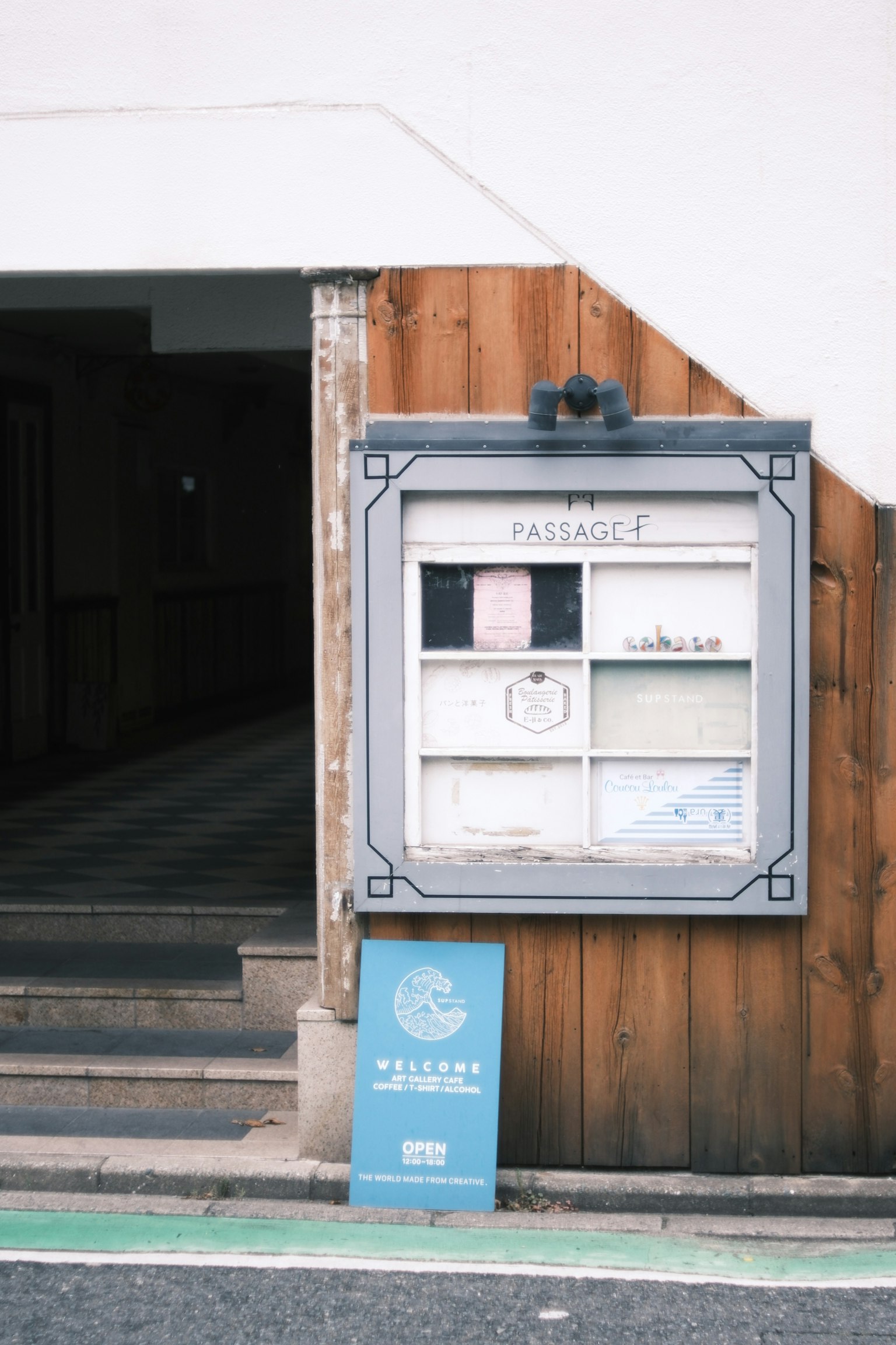 Panneau de menu devant un mur en bois avec un panneau bleu
