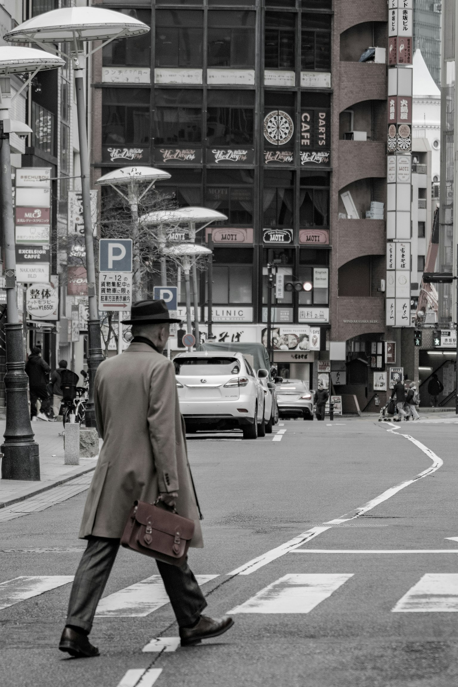 一名穿著外套的男子在城市環境的街道上行走