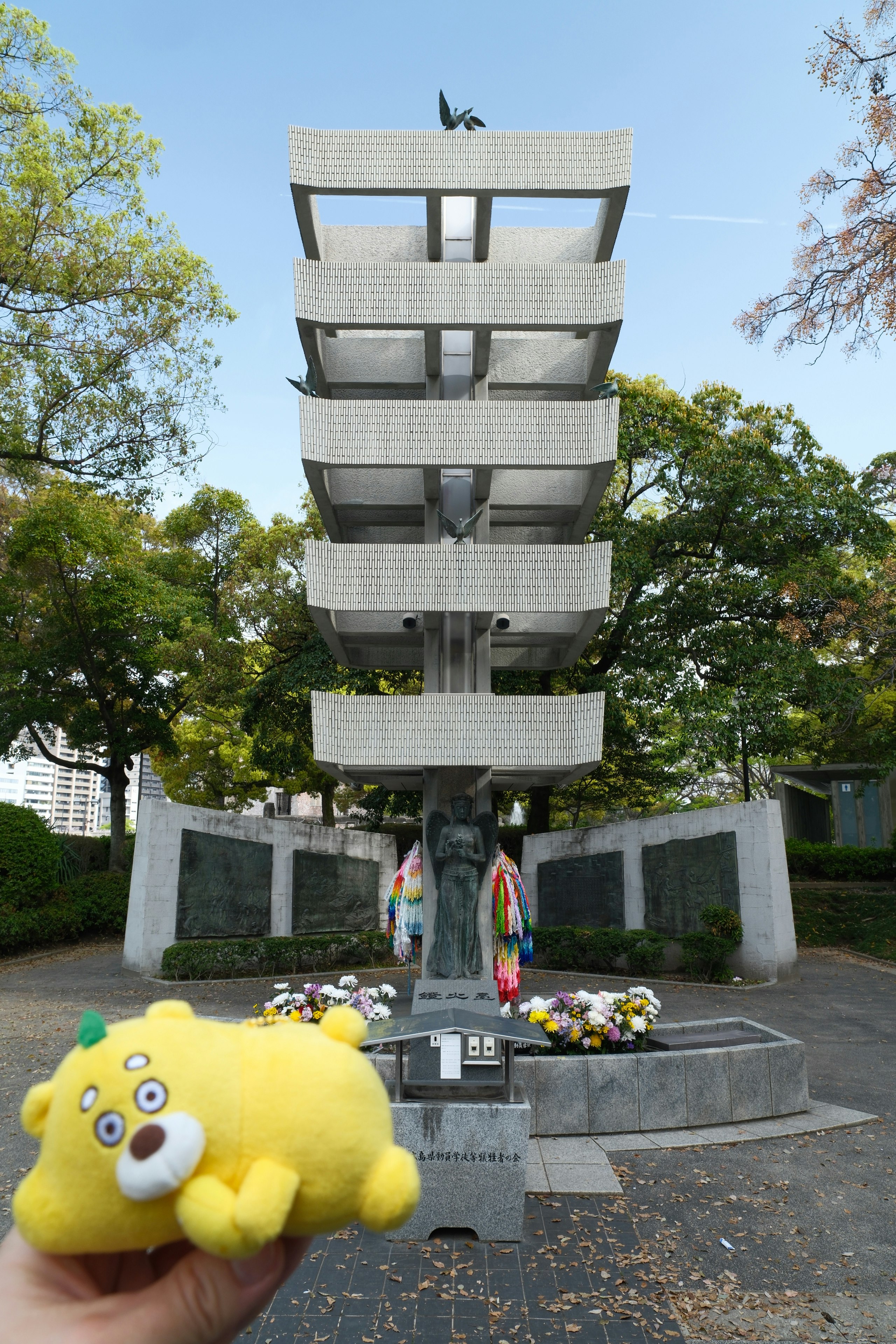 平和記念公園の噴水と桜の花