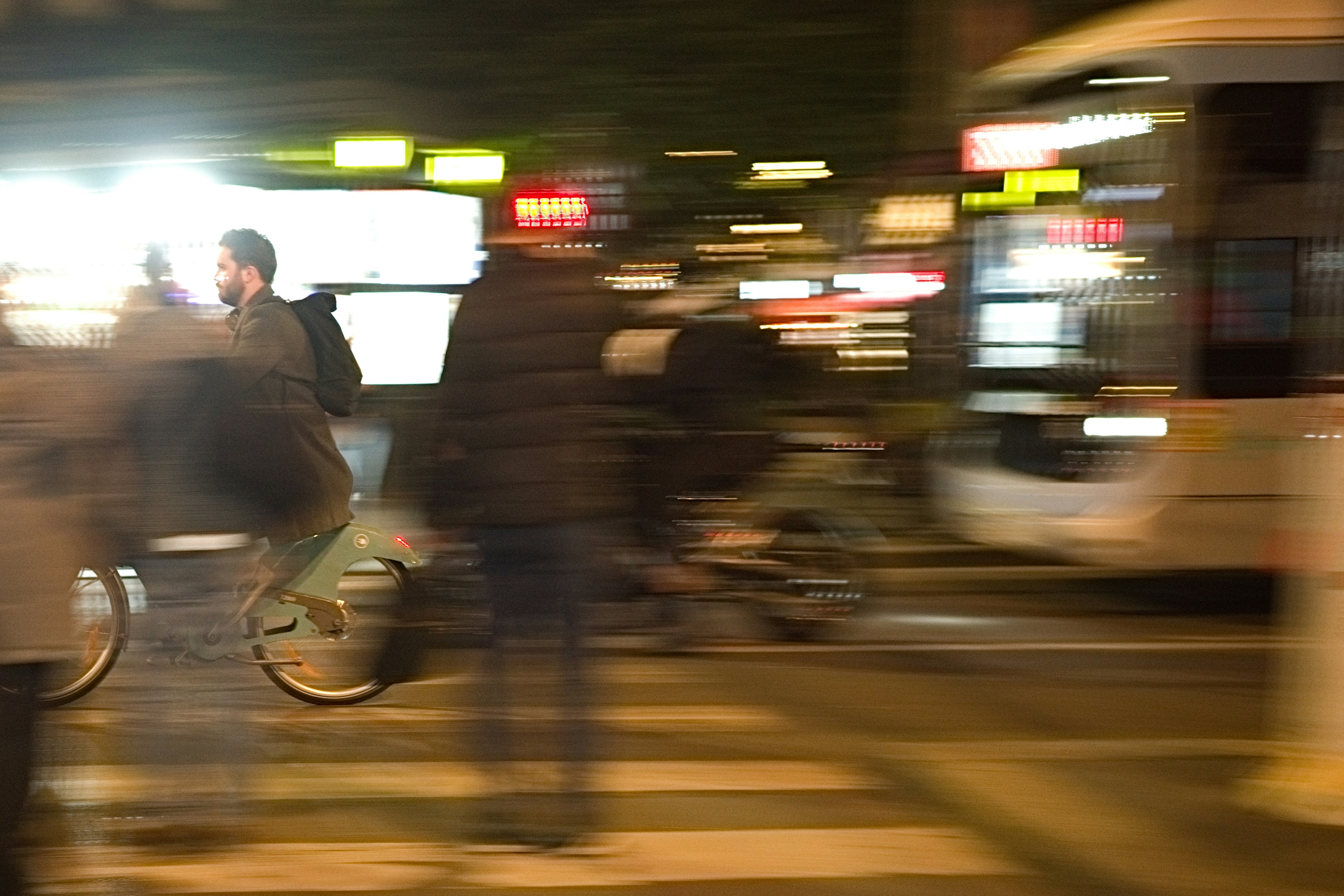 夜晚街道上騎自行車者的動態模糊