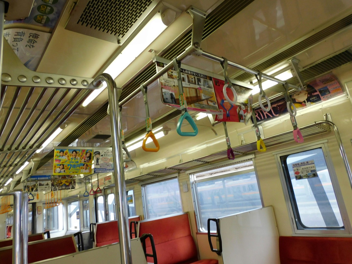 車廂內懸掛扶手與座椅