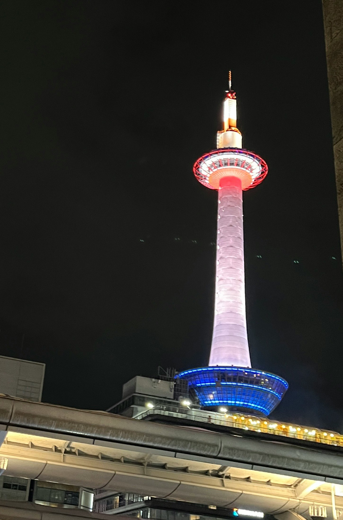 夜の京都タワーの赤と青のライトアップ