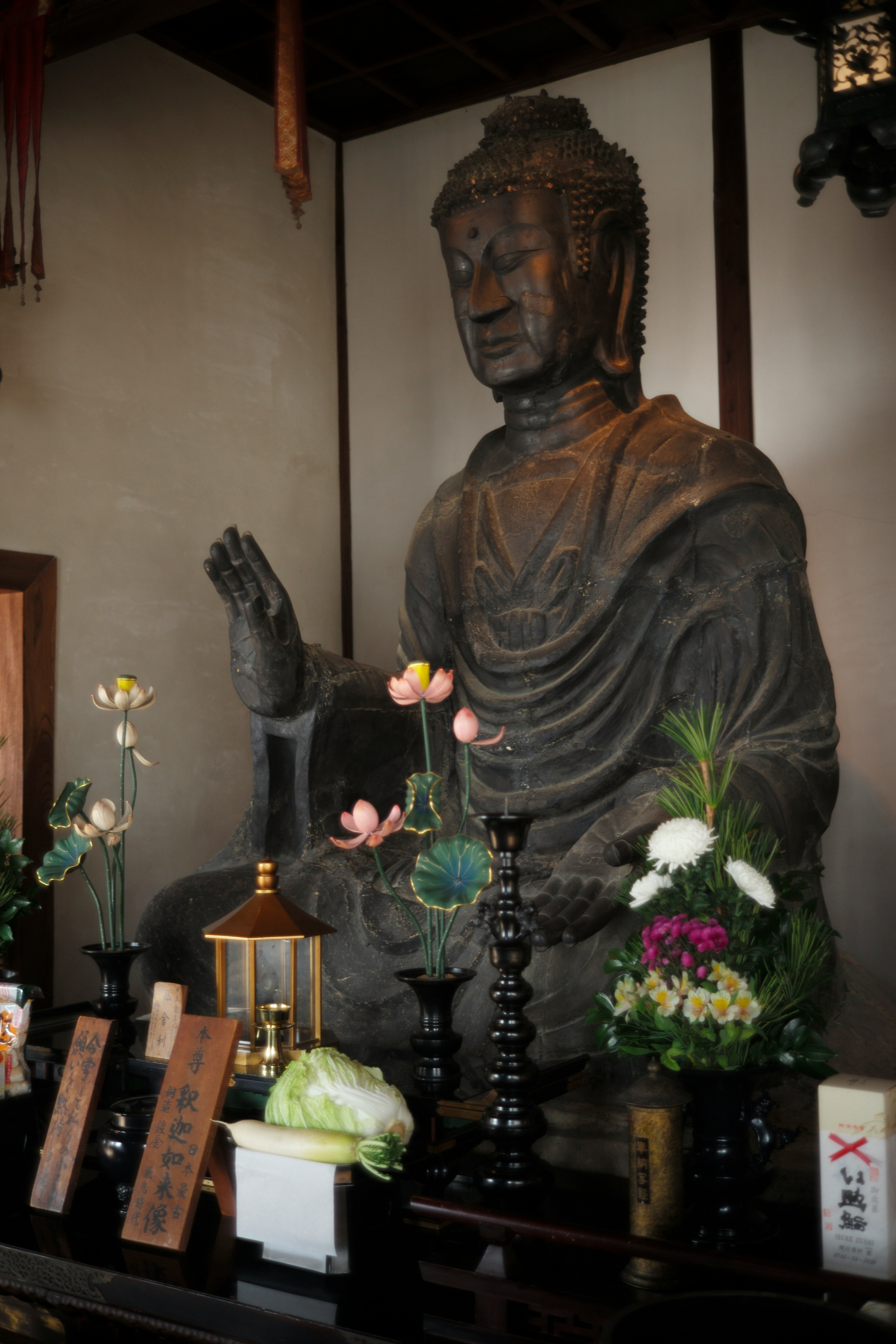 飛鳥大仏のある寺院の仏像と供花の飾り付け